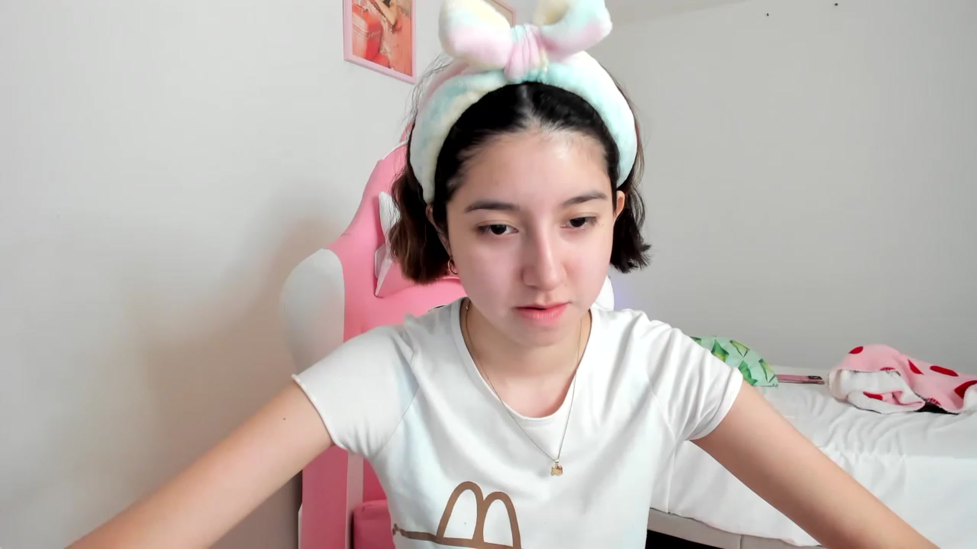 Gallery image thumbnail from Cherrycute666's myfreecams stream on, 04/01/2023, 17:27 image 16 of 20