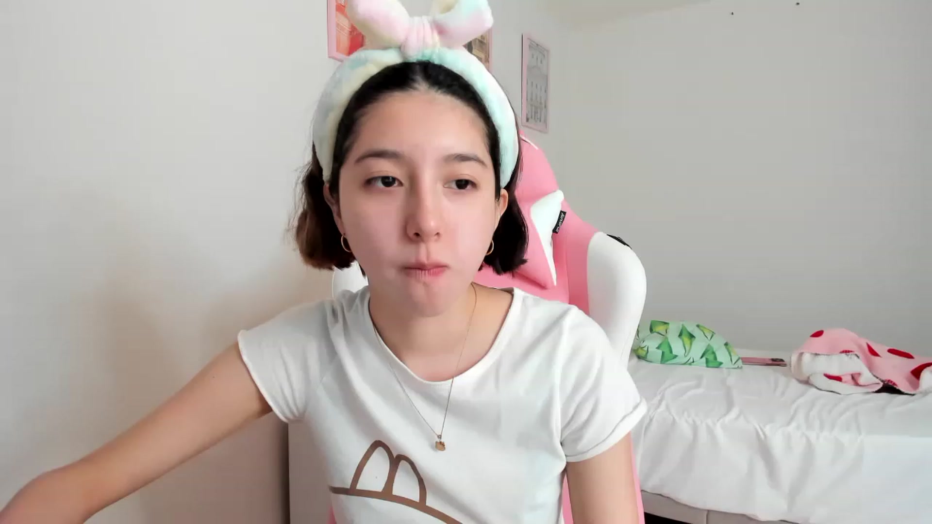 Gallery image thumbnail from Cherrycute666's myfreecams stream on, 04/01/2023, 17:27 image 7 of 20