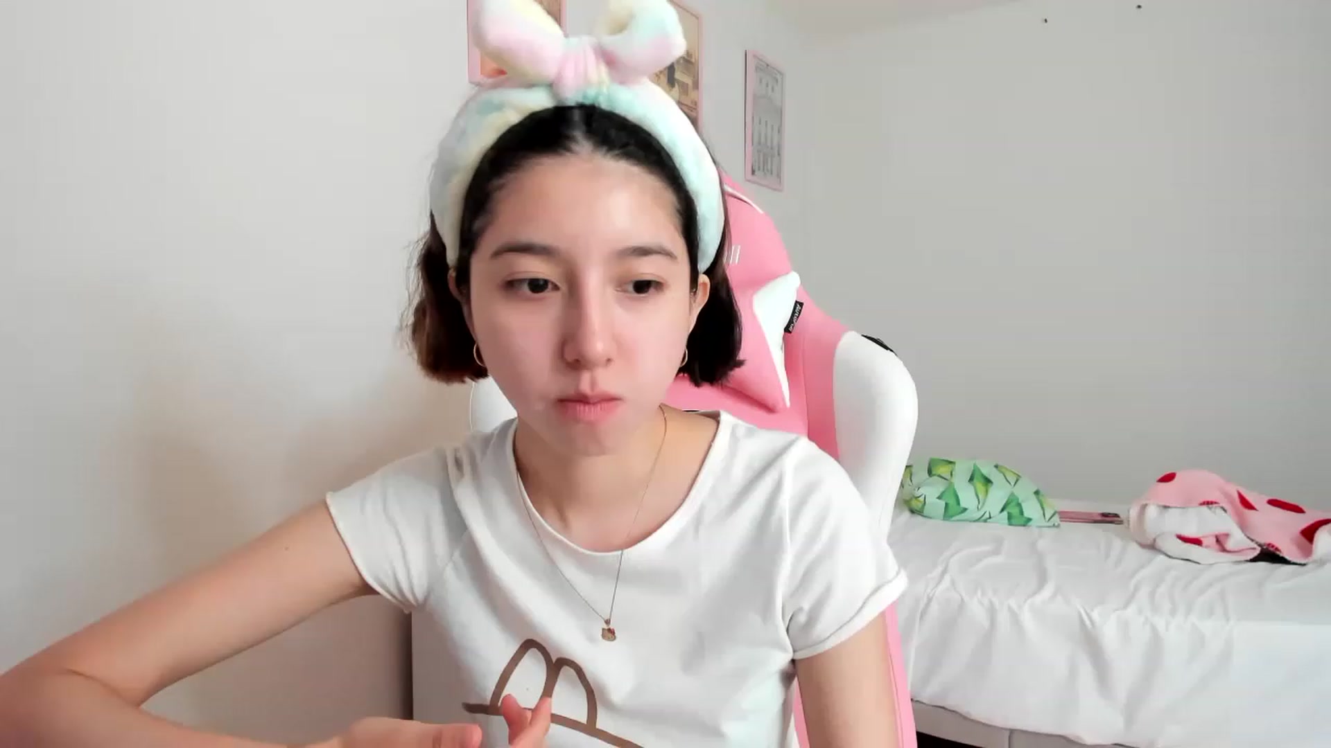 Gallery image thumbnail from Cherrycute666's myfreecams stream on, 04/01/2023, 17:27 image 8 of 20