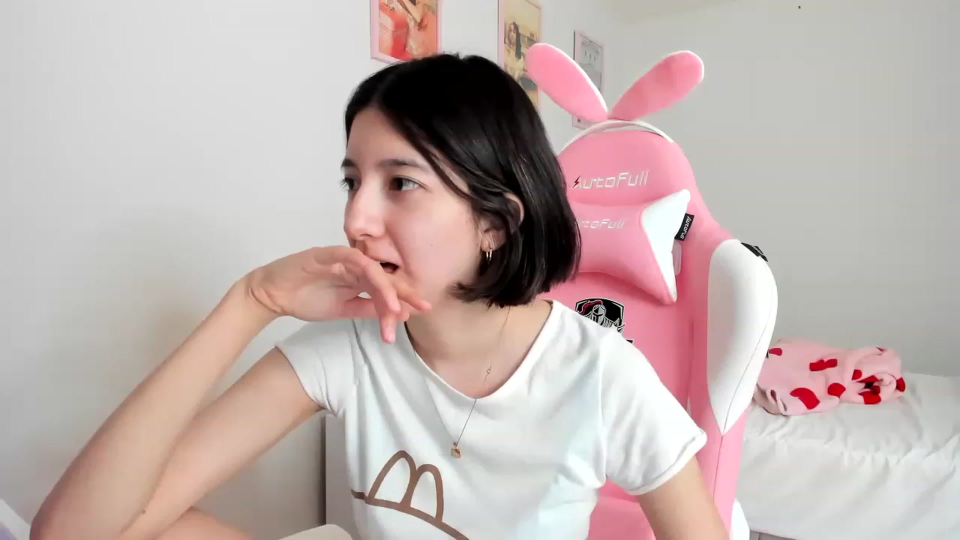 Gallery image thumbnail from Cherrycute666's myfreecams stream on, 04/01/2023, 20:22 image 6 of 20