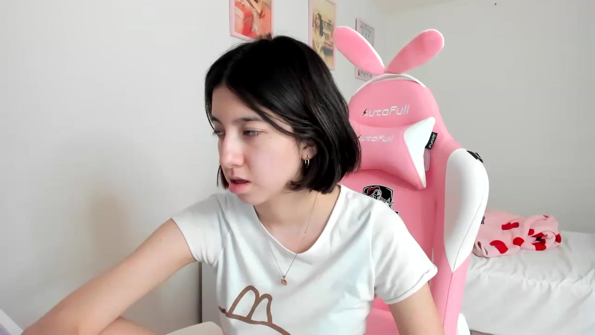 Gallery image thumbnail from Cherrycute666's myfreecams stream on, 04/01/2023, 20:22 image 7 of 20