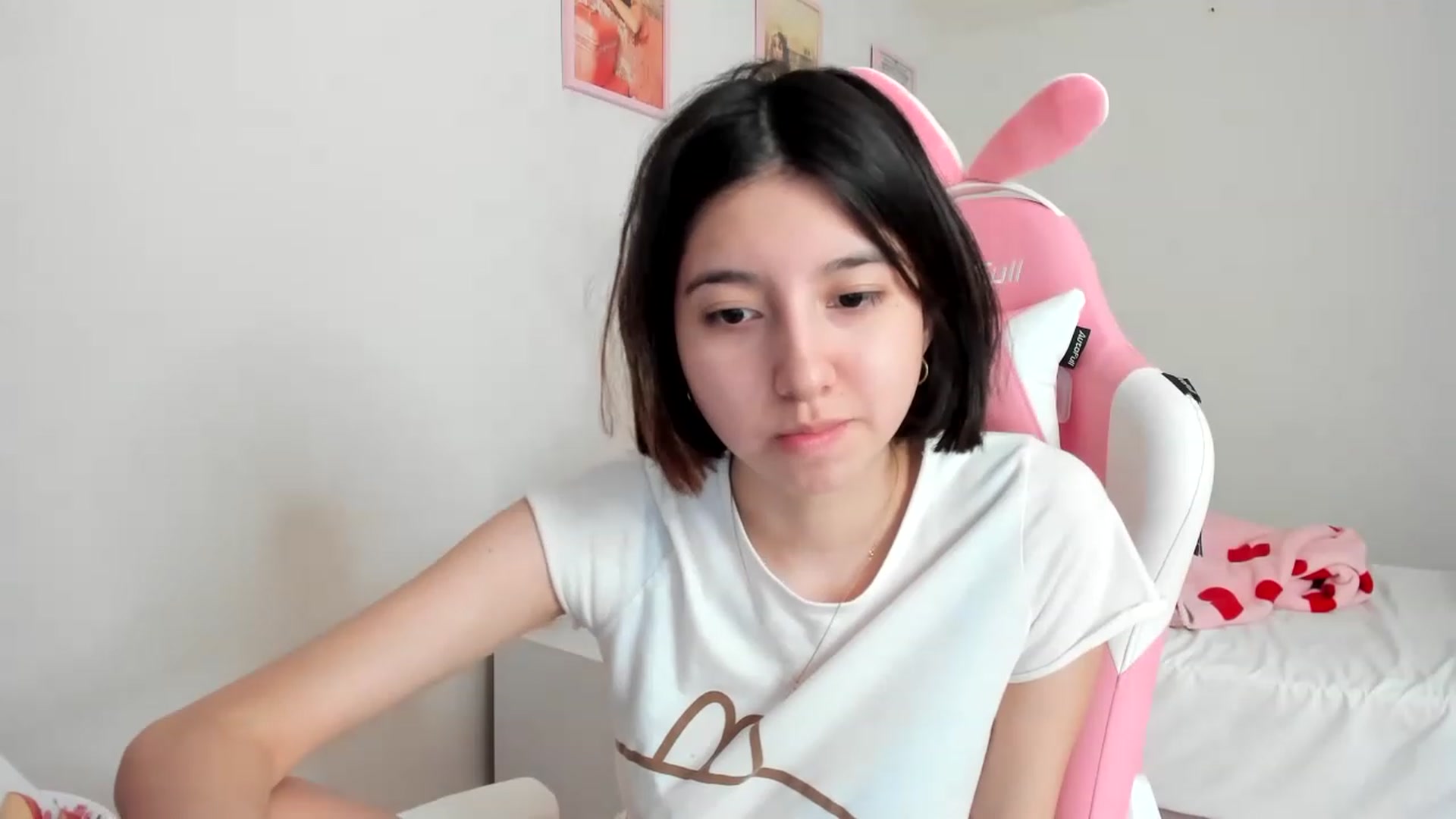 Gallery image thumbnail from Cherrycute666's myfreecams stream on, 04/01/2023, 20:22 image 8 of 20