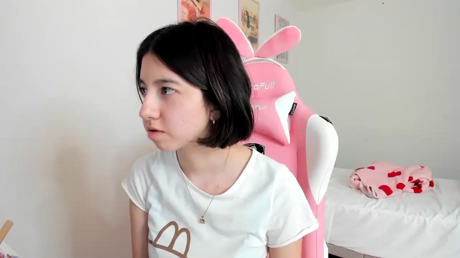 Gallery image thumbnail from Cherrycute666's myfreecams stream on, 04/01/2023, 20:22 image 17 of 20