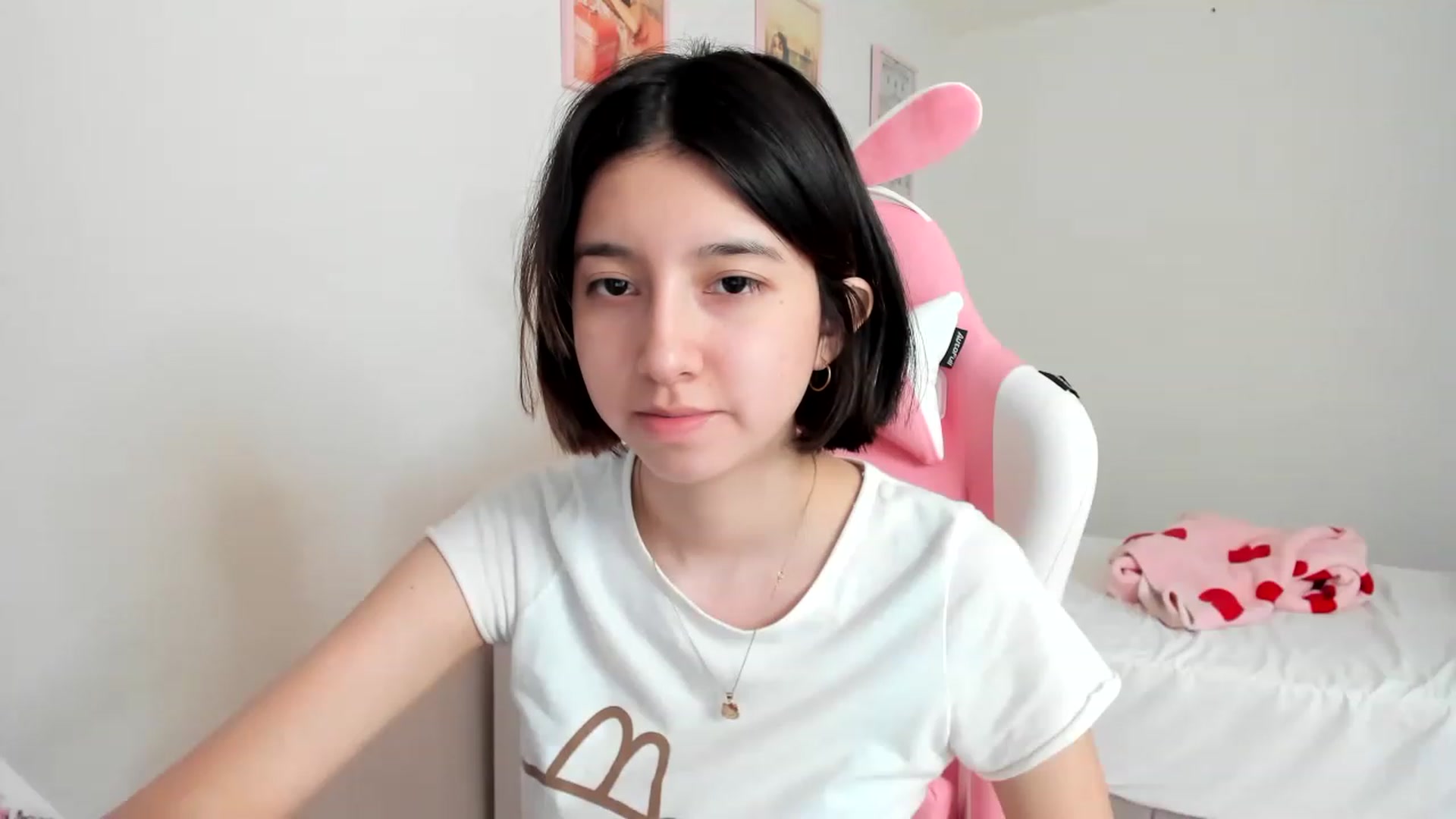 Gallery image thumbnail from Cherrycute666's myfreecams stream on, 04/01/2023, 20:22 image 20 of 20
