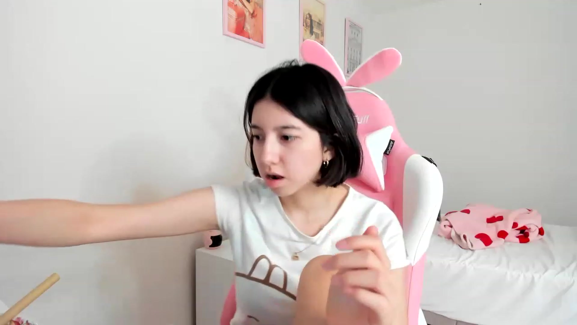 Gallery image thumbnail from Cherrycute666's myfreecams stream on, 04/01/2023, 20:22 image 12 of 20