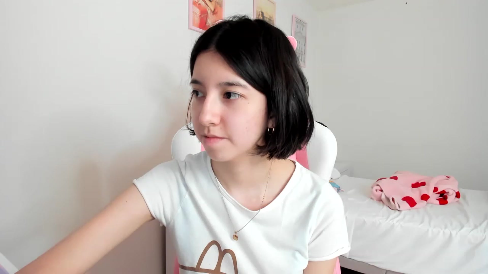 Gallery image thumbnail from Cherrycute666's myfreecams stream on, 04/01/2023, 20:22 image 5 of 20