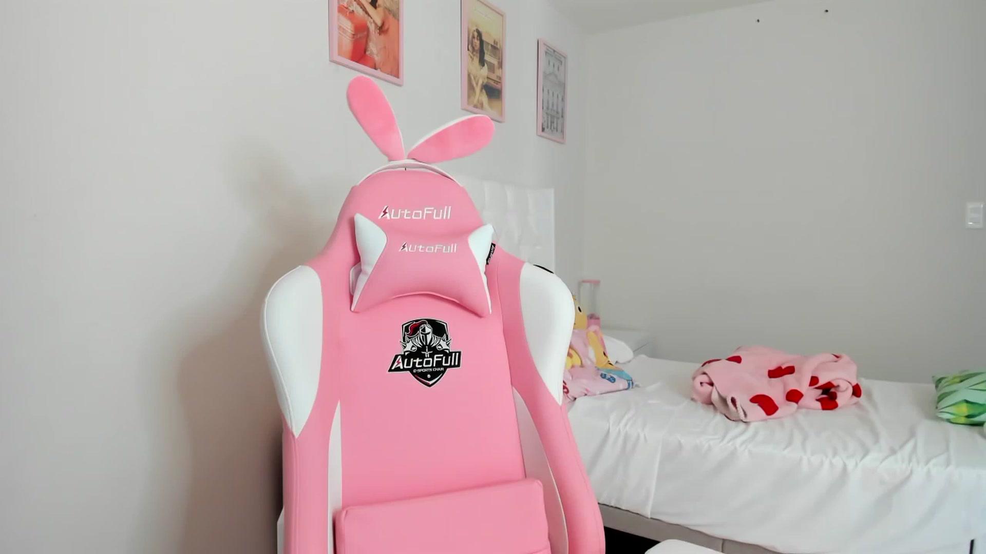 Gallery image thumbnail from Cherrycute666's myfreecams stream on, 04/01/2023, 20:22 image 3 of 20