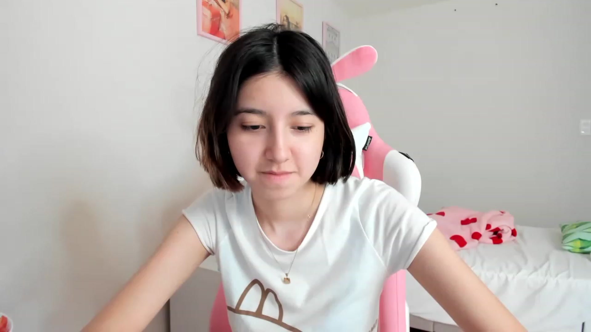 Gallery image thumbnail from Cherrycute666's myfreecams stream on, 04/01/2023, 20:22 image 1 of 20