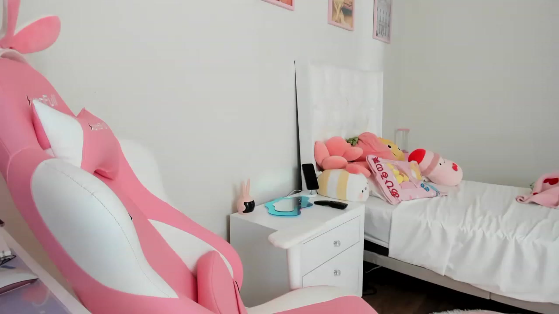 Gallery image thumbnail from Cherrycute666's myfreecams stream on, 04/01/2023, 23:53 image 11 of 20