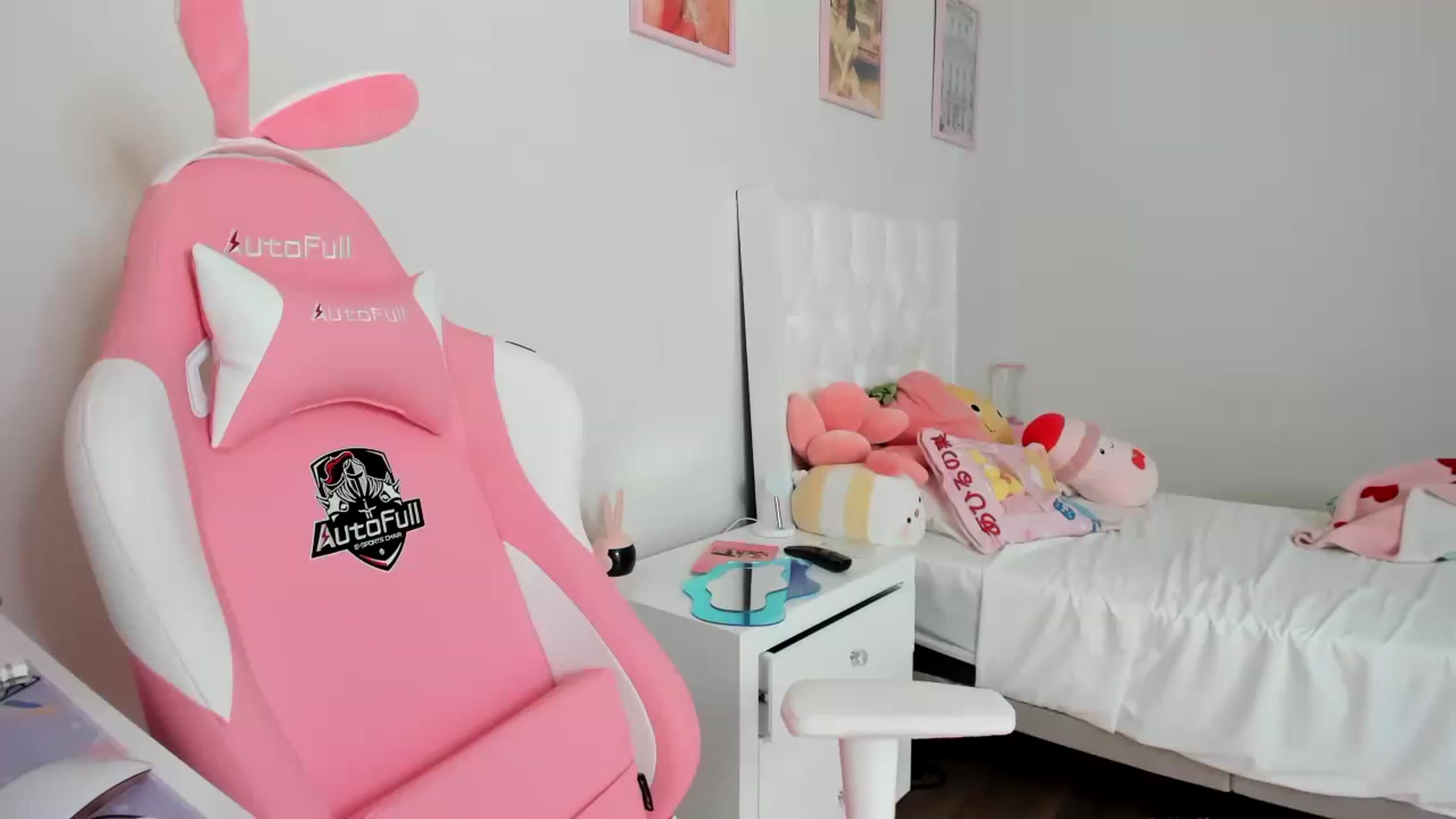 Gallery image thumbnail from Cherrycute666's myfreecams stream on, 04/01/2023, 23:53 image 3 of 20