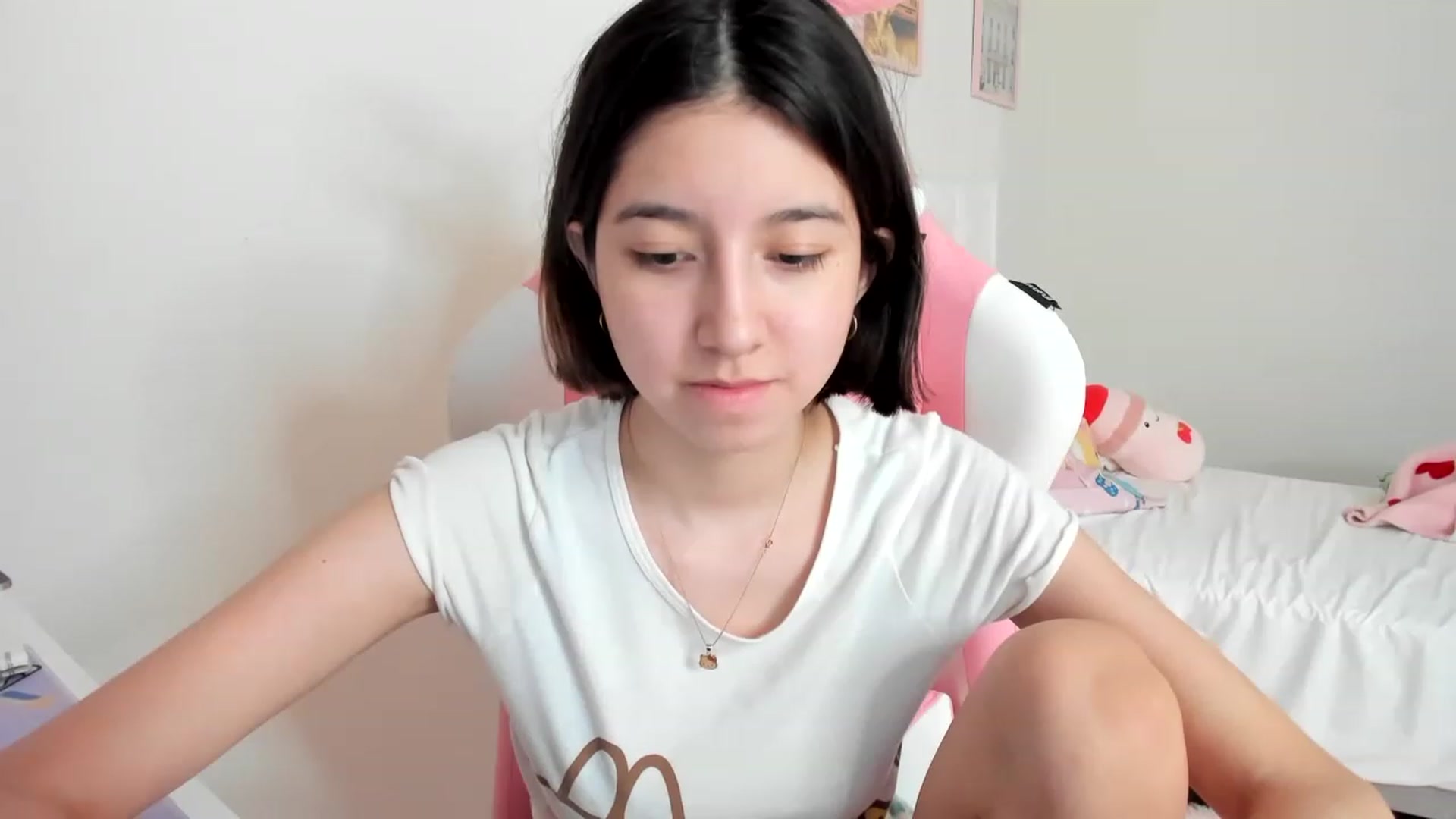 Gallery image thumbnail from Cherrycute666's myfreecams stream on, 04/01/2023, 23:53 image 14 of 20
