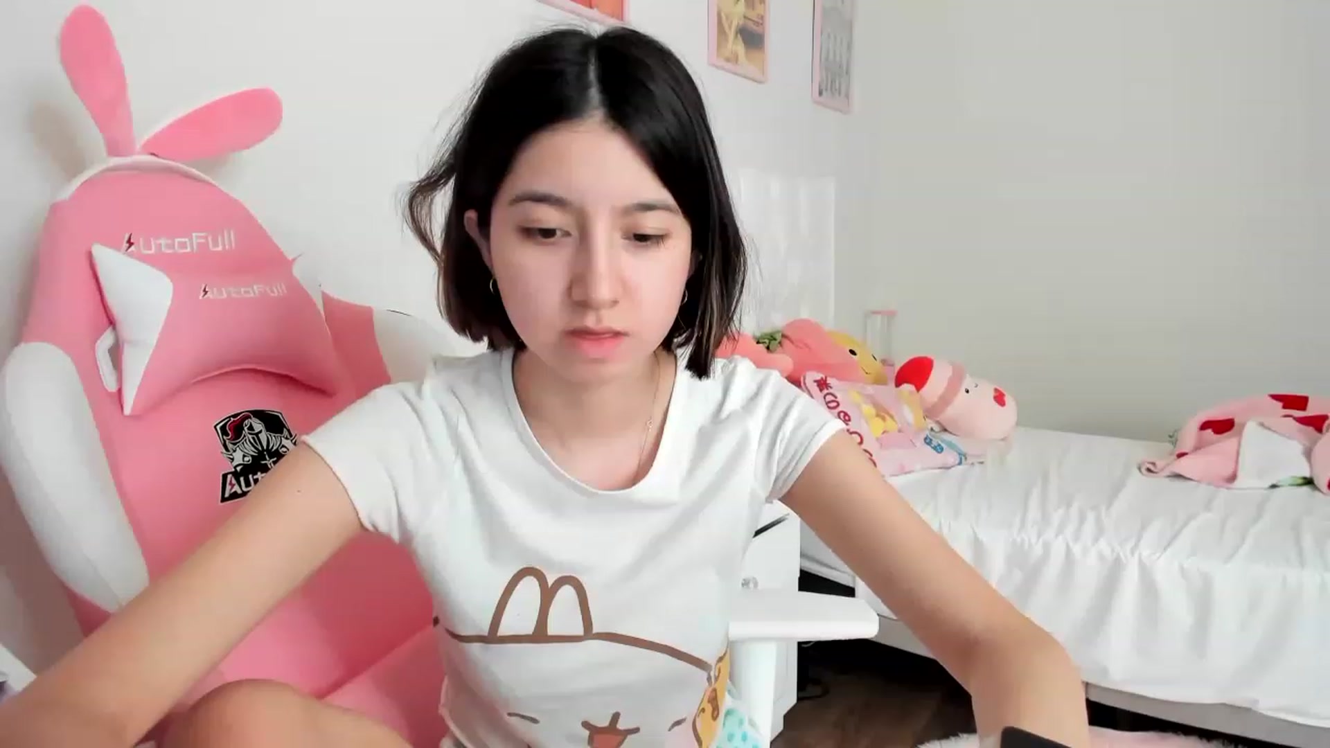 Gallery image thumbnail from Cherrycute666's myfreecams stream on, 04/01/2023, 23:53 image 10 of 20