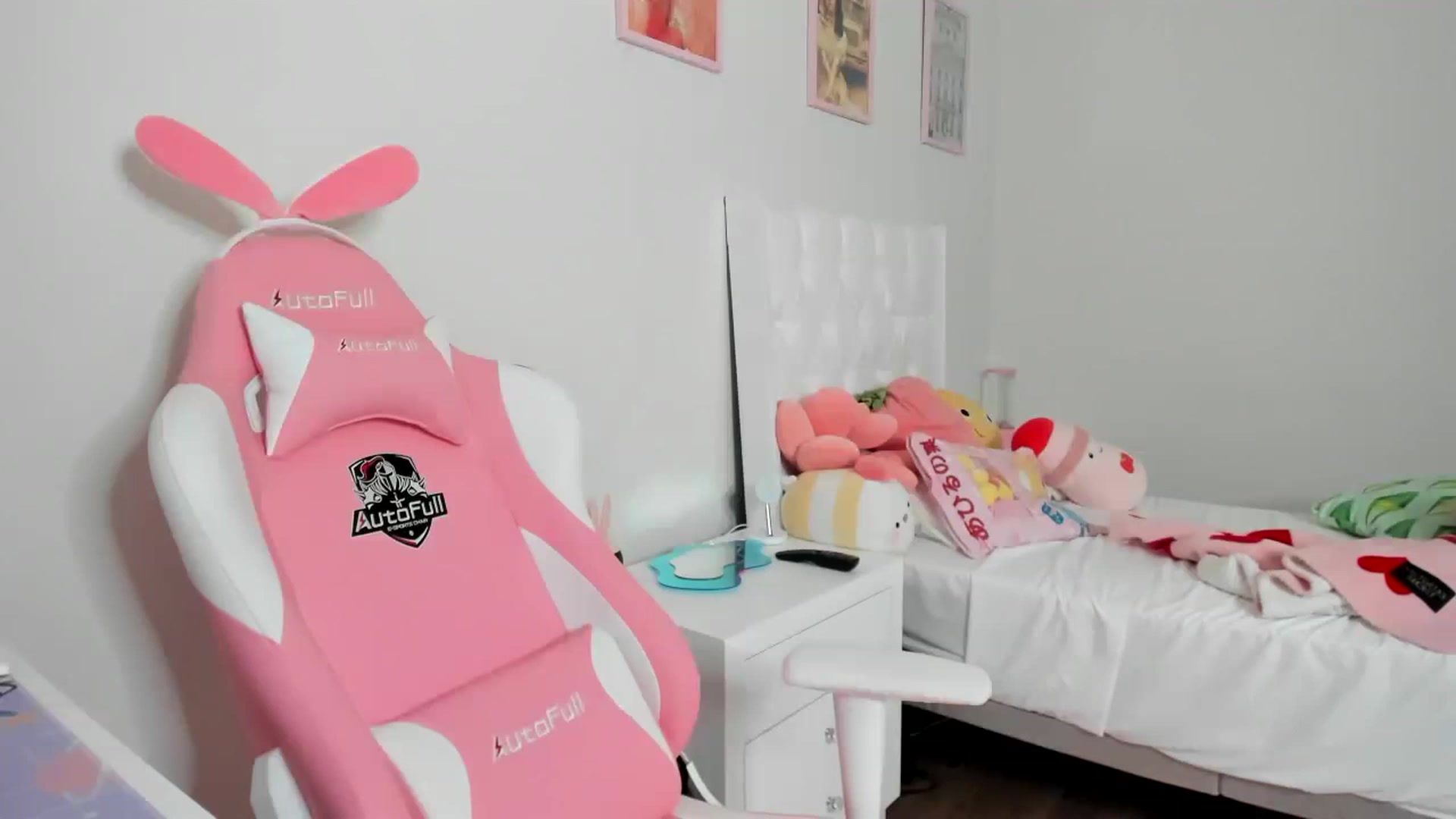 Gallery image thumbnail from Cherrycute666's myfreecams stream on, 04/02/2023, 05:42 image 2 of 20