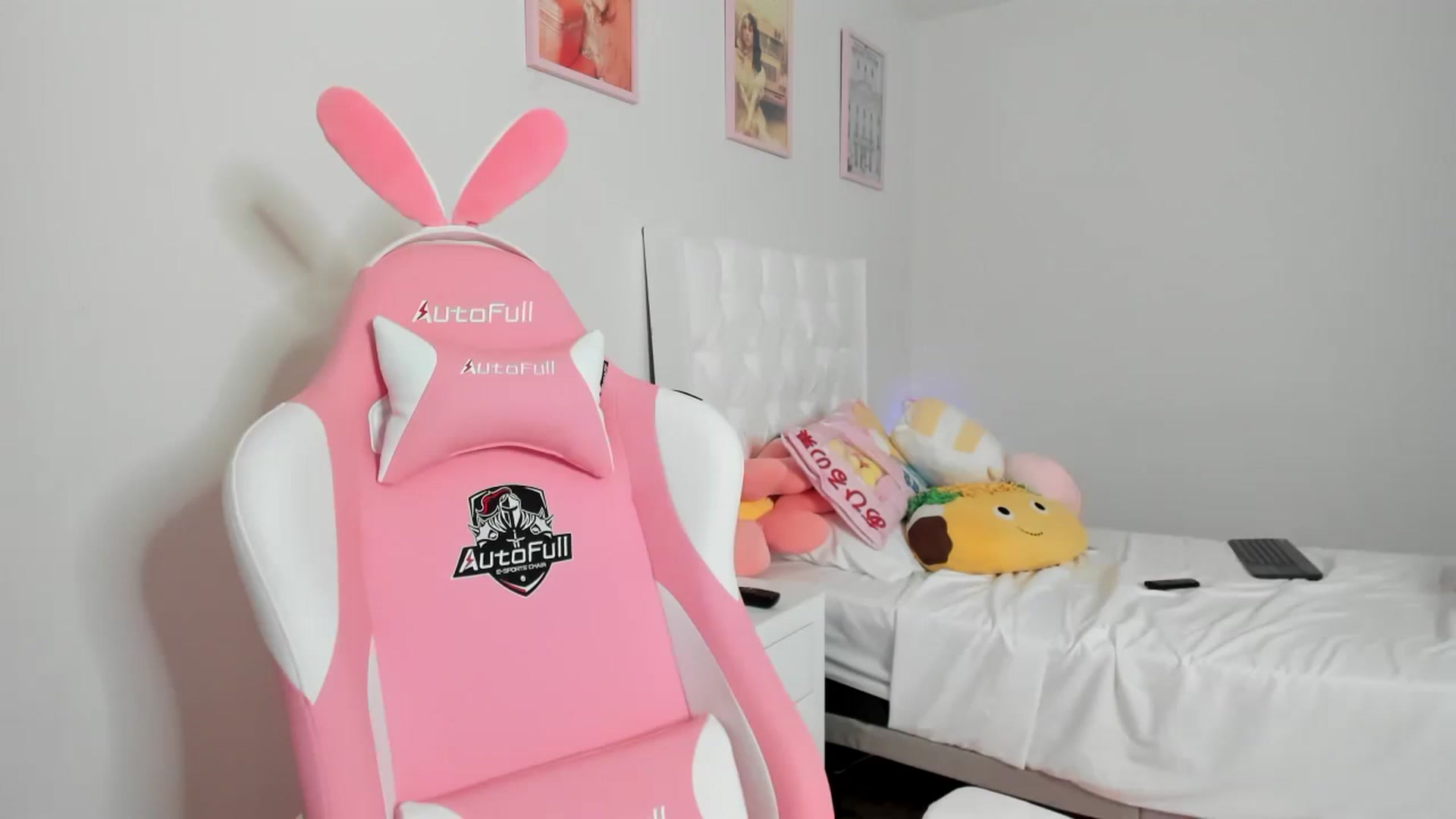 Gallery image thumbnail from Cherrycute666's myfreecams stream on, 04/02/2023, 10:38 image 16 of 20