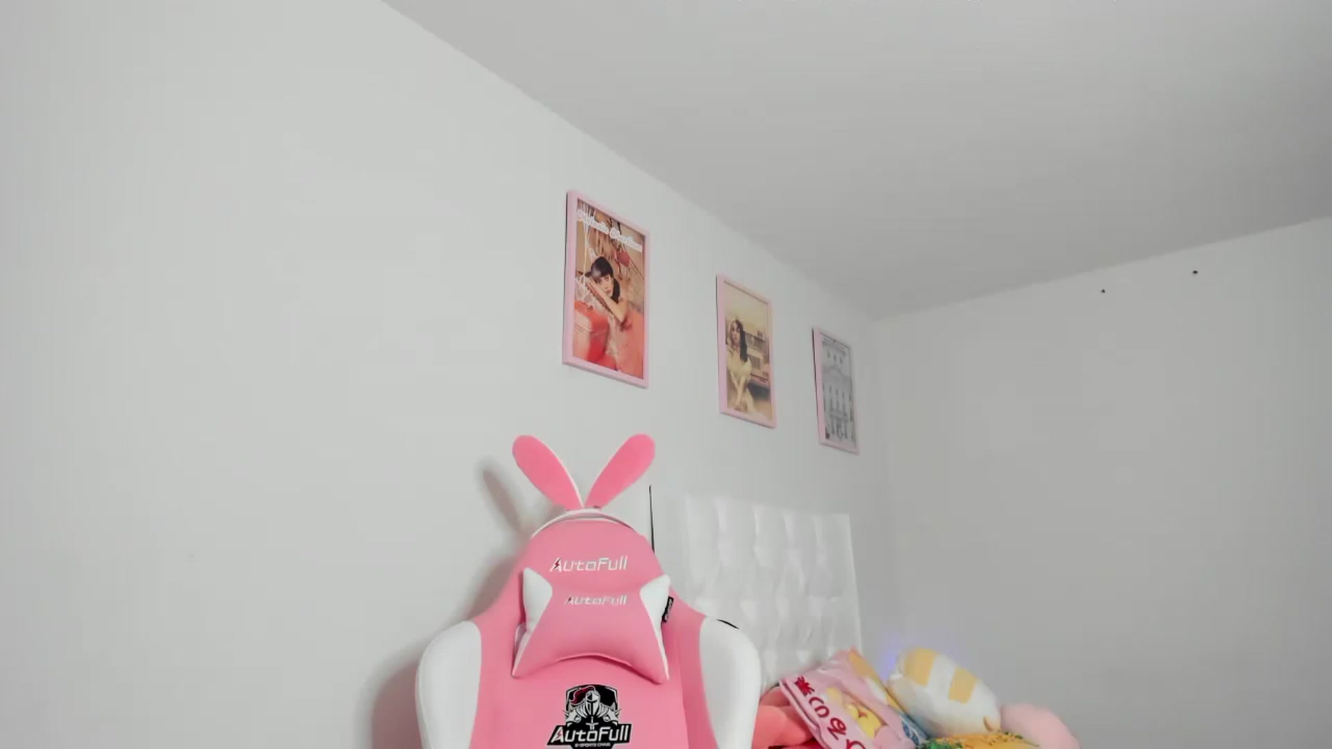 Gallery image thumbnail from Cherrycute666's myfreecams stream on, 04/02/2023, 10:38 image 2 of 20