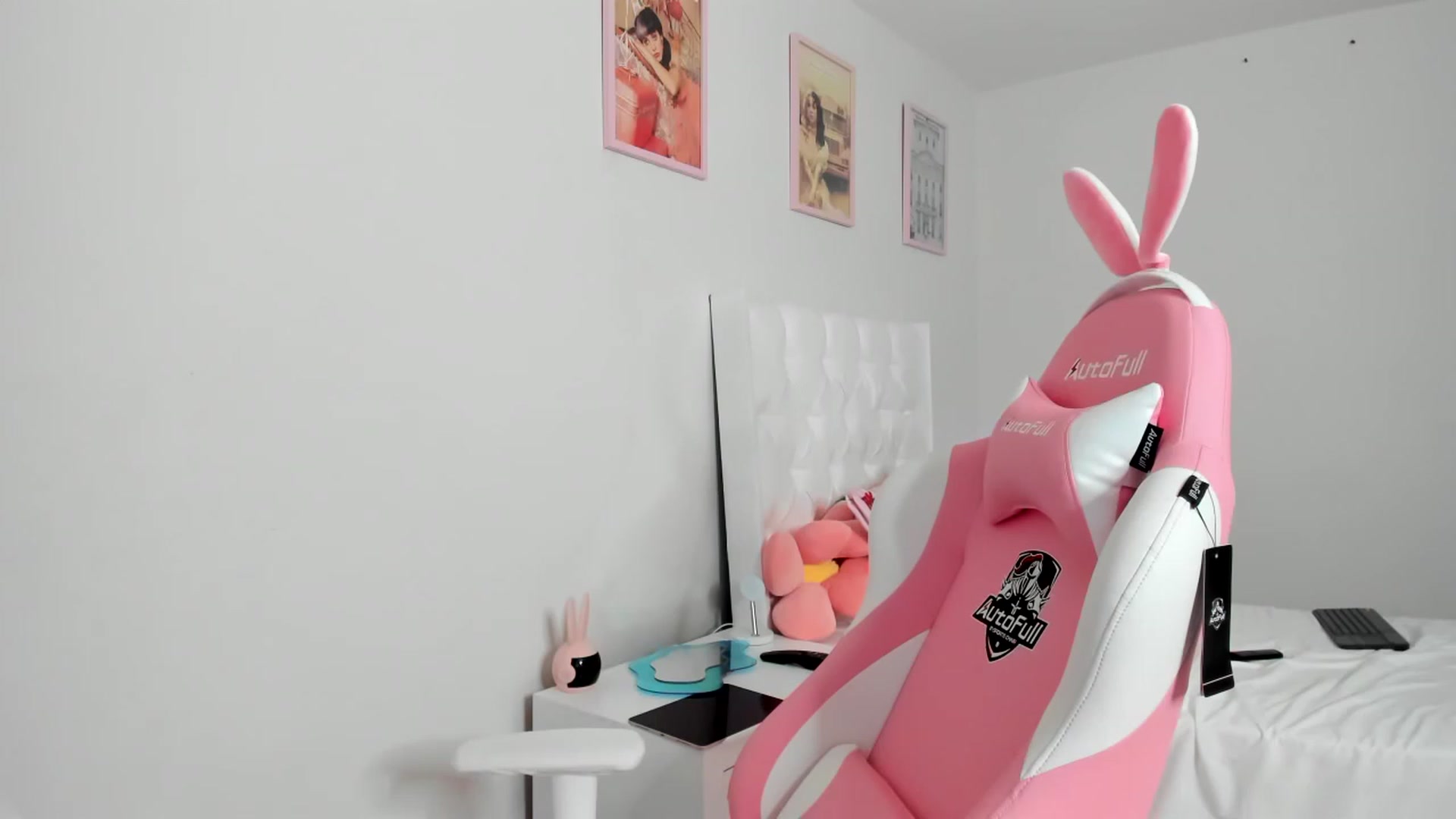 Gallery image thumbnail from Cherrycute666's myfreecams stream on, 04/02/2023, 10:38 image 4 of 20