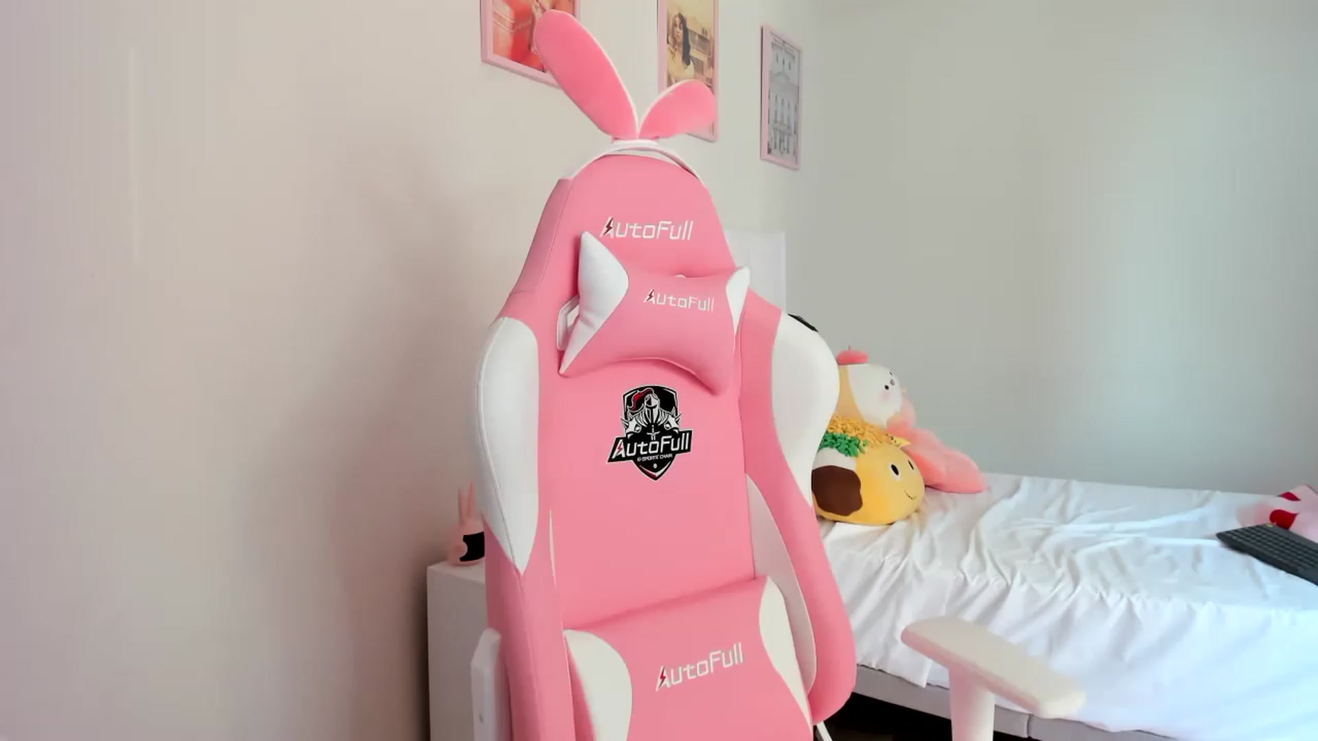 Gallery image thumbnail from Cherrycute666's myfreecams stream on, 04/03/2023, 01:20 image 1 of 20