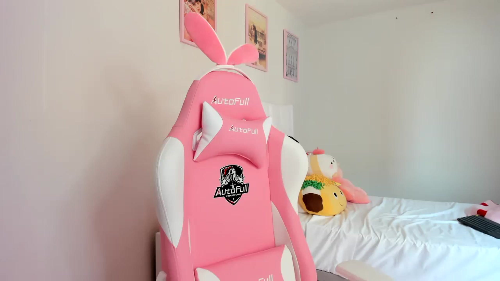 Gallery image thumbnail from Cherrycute666's myfreecams stream on, 04/03/2023, 01:20 image 3 of 20