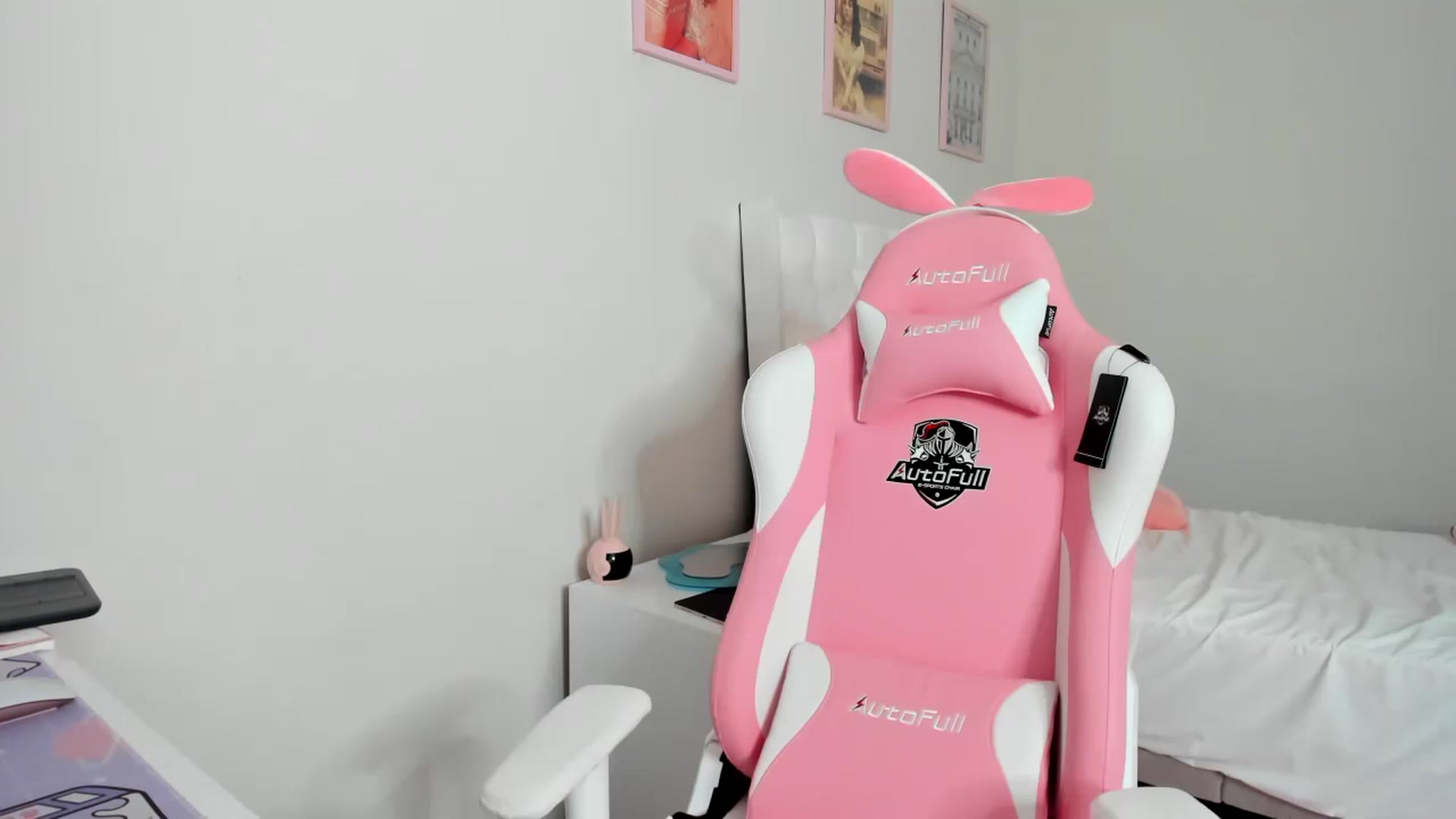Gallery image thumbnail from Cherrycute666's myfreecams stream on, 04/03/2023, 08:50 image 13 of 20