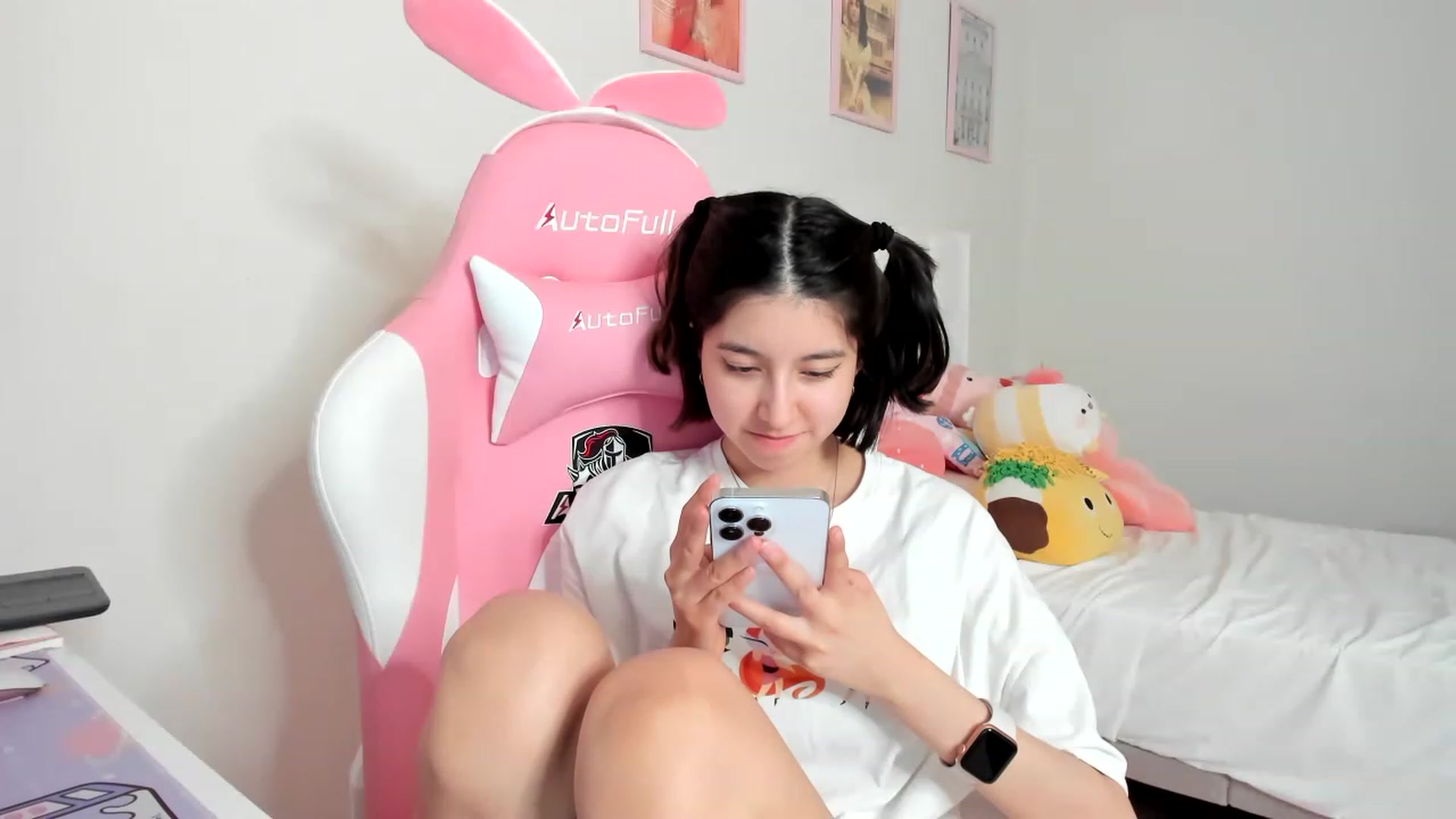 Gallery image thumbnail from Cherrycute666's myfreecams stream on, 04/03/2023, 08:50 image 17 of 20