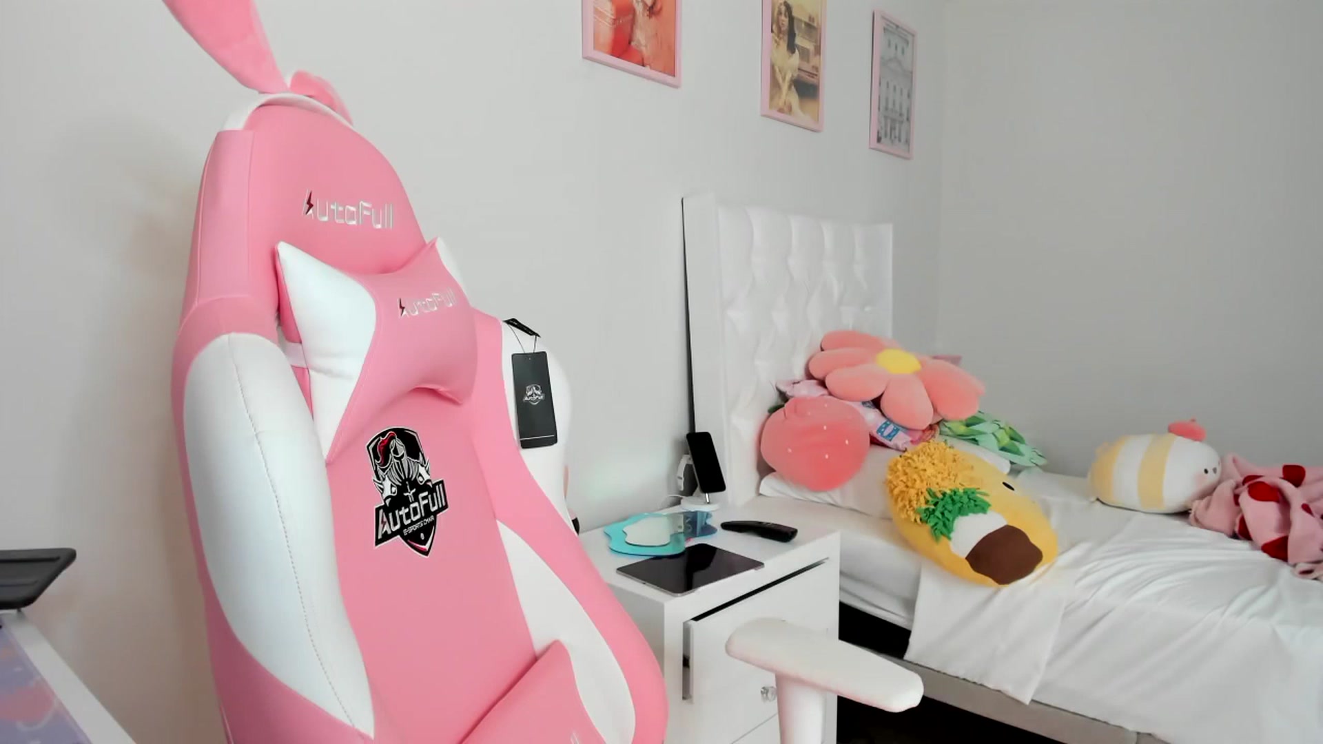 Gallery image thumbnail from Cherrycute666's myfreecams stream on, 04/03/2023, 14:05 image 14 of 20