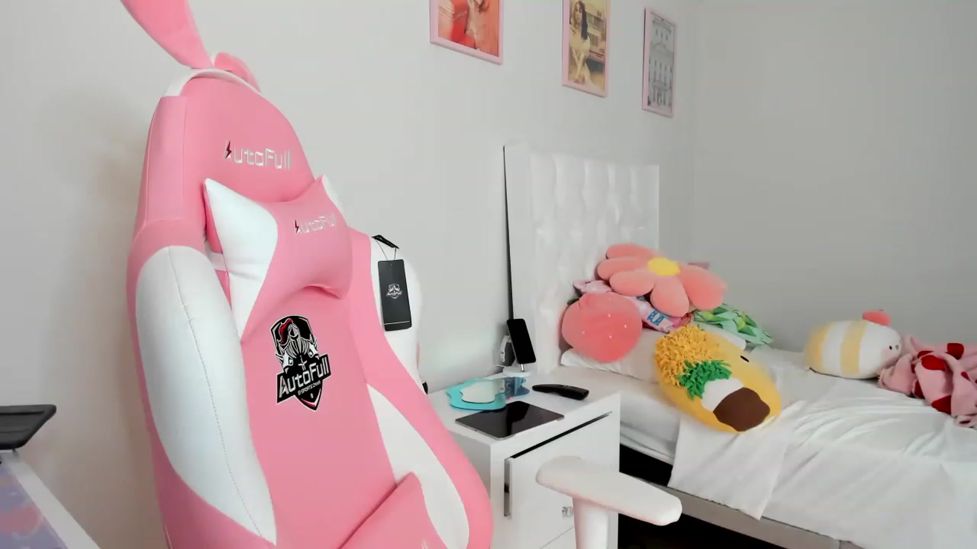 Gallery image thumbnail from Cherrycute666's myfreecams stream on, 04/03/2023, 14:05 image 13 of 20