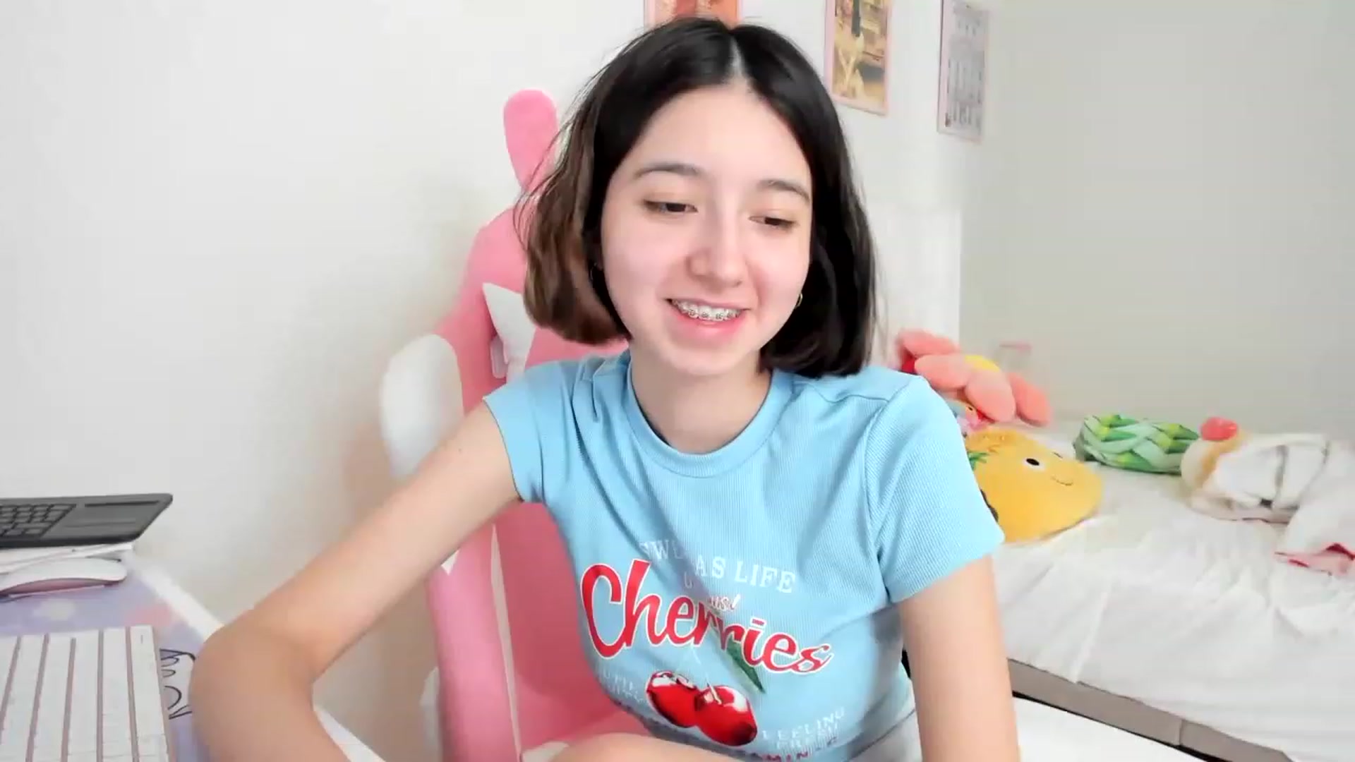 Gallery image thumbnail from Cherrycute666's myfreecams stream on, 04/03/2023, 23:31 image 12 of 20