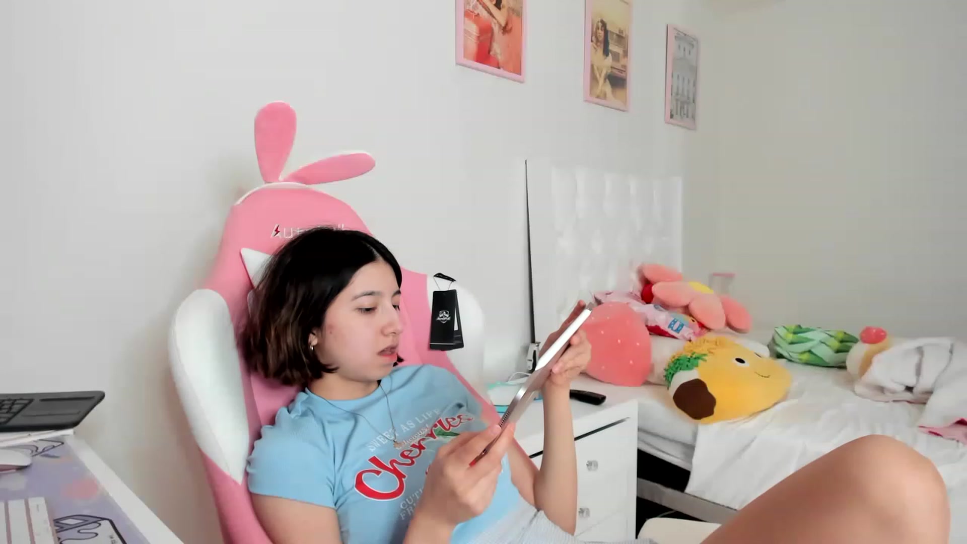 Gallery image thumbnail from Cherrycute666's myfreecams stream on, 04/03/2023, 23:49 image 3 of 20