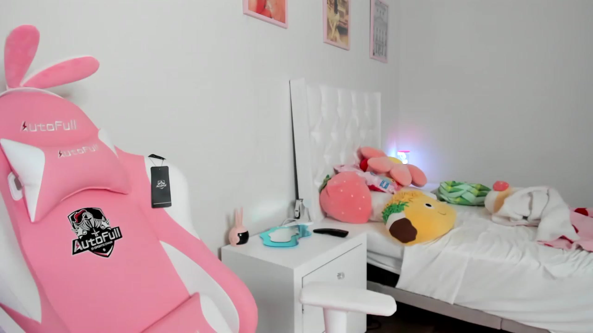 Gallery image thumbnail from Cherrycute666's myfreecams stream on, 04/04/2023, 04:32 image 7 of 20