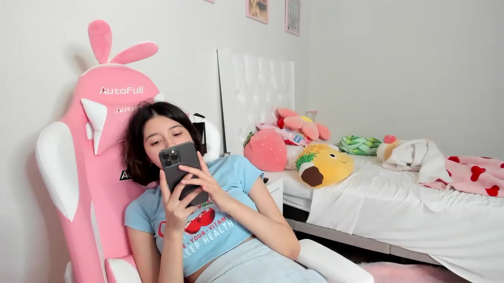 Gallery image thumbnail from Cherrycute666's myfreecams stream on, 04/04/2023, 04:32 image 6 of 20