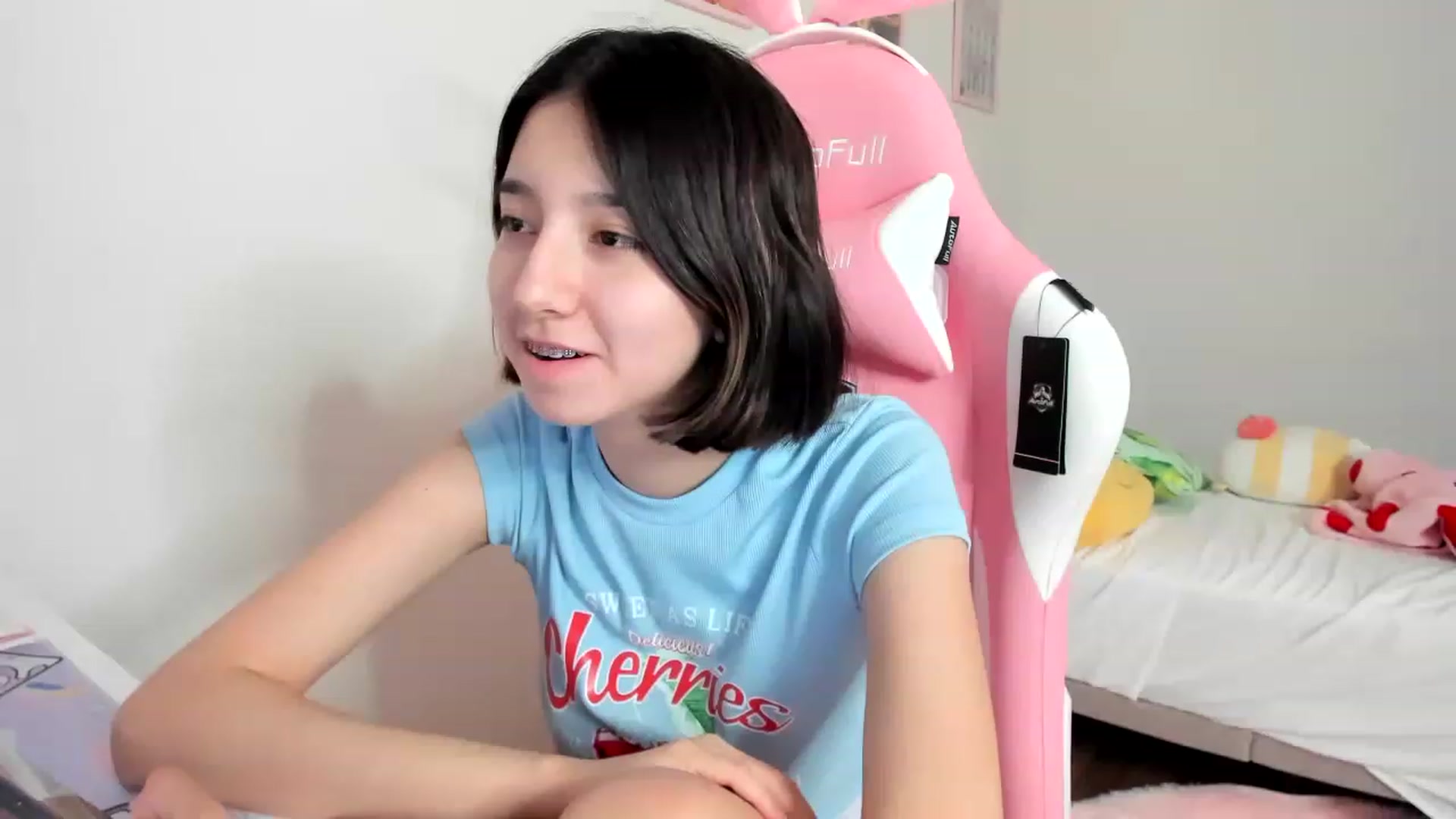 Gallery image thumbnail from Cherrycute666's myfreecams stream on, 04/04/2023, 06:14 image 17 of 20