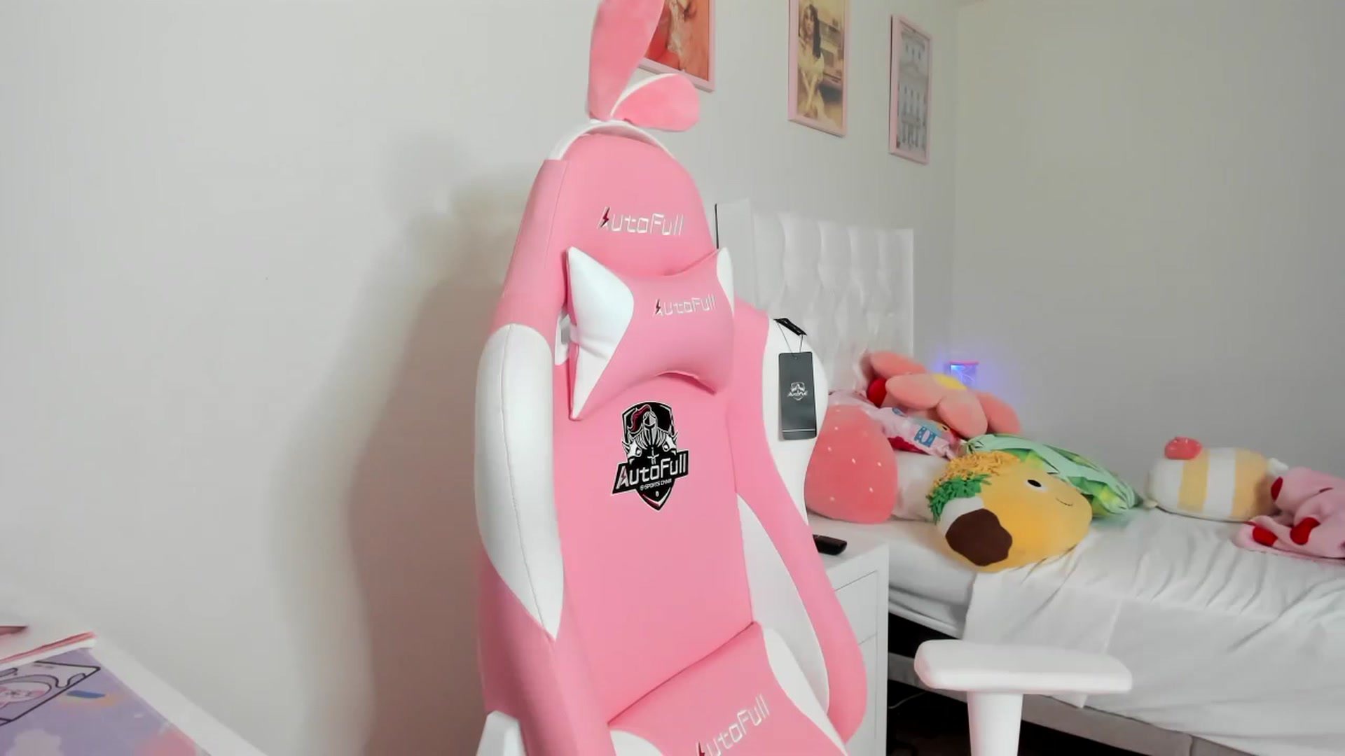 Gallery image thumbnail from Cherrycute666's myfreecams stream on, 04/04/2023, 06:14 image 14 of 20