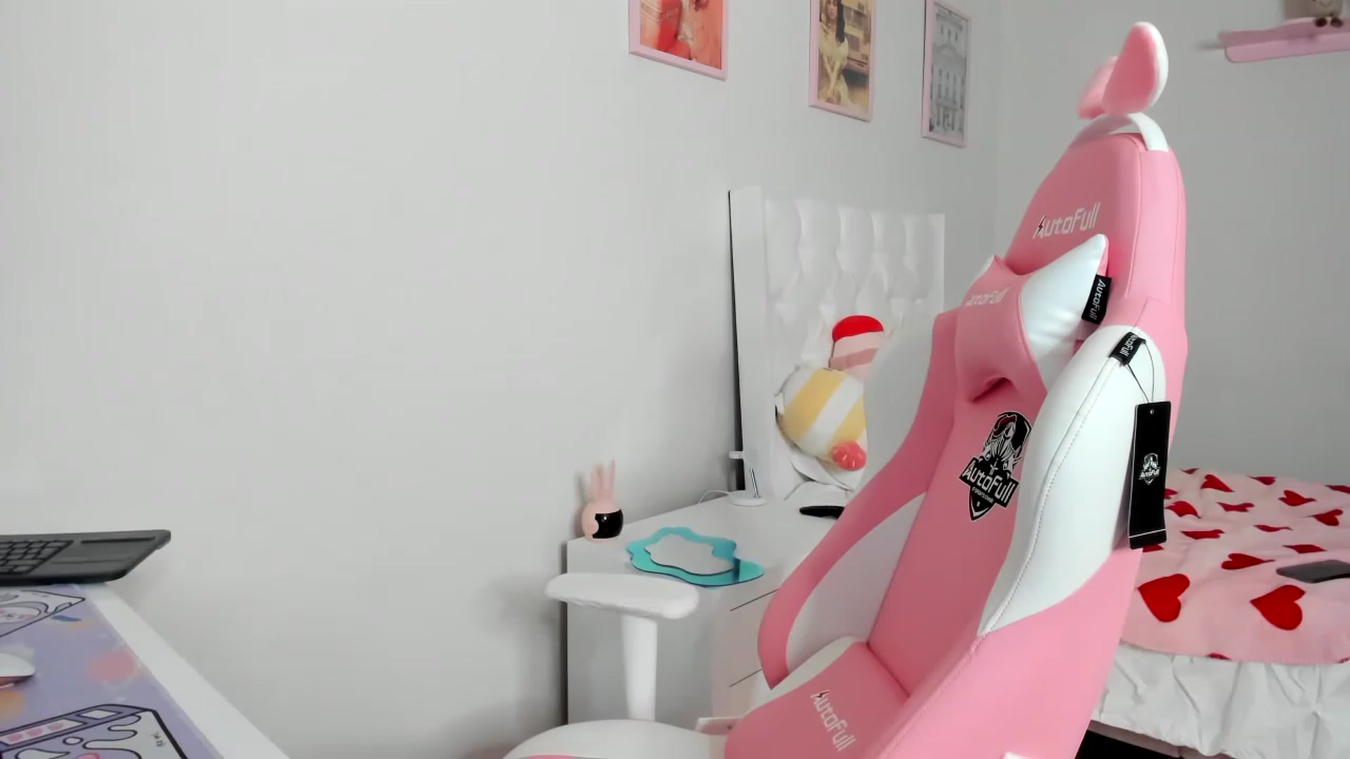Gallery image thumbnail from Cherrycute666's myfreecams stream on, 04/05/2023, 04:18 image 4 of 20