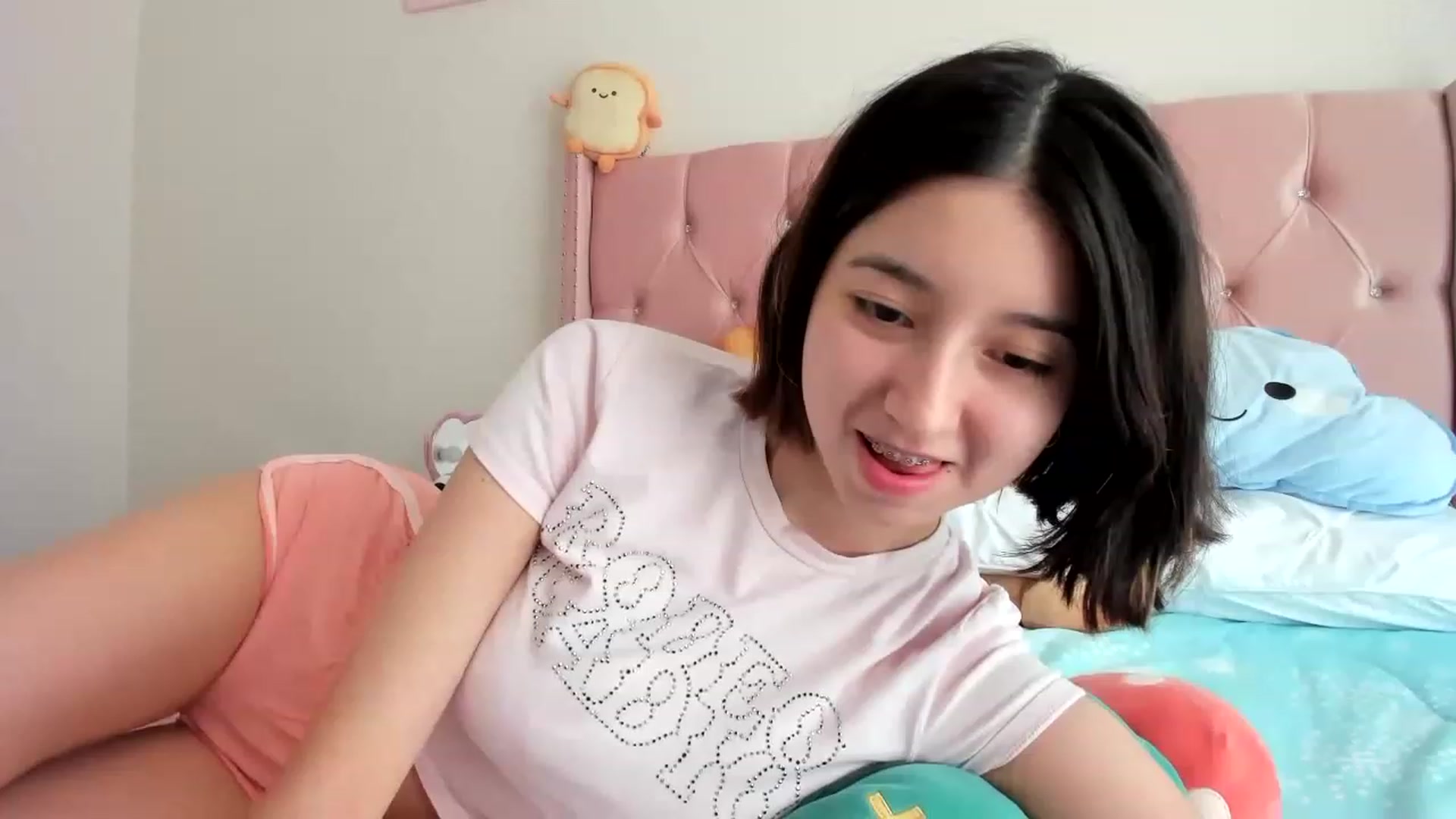 Gallery image thumbnail from Cherrycute666's myfreecams stream on, 04/05/2023, 20:21 image 7 of 20