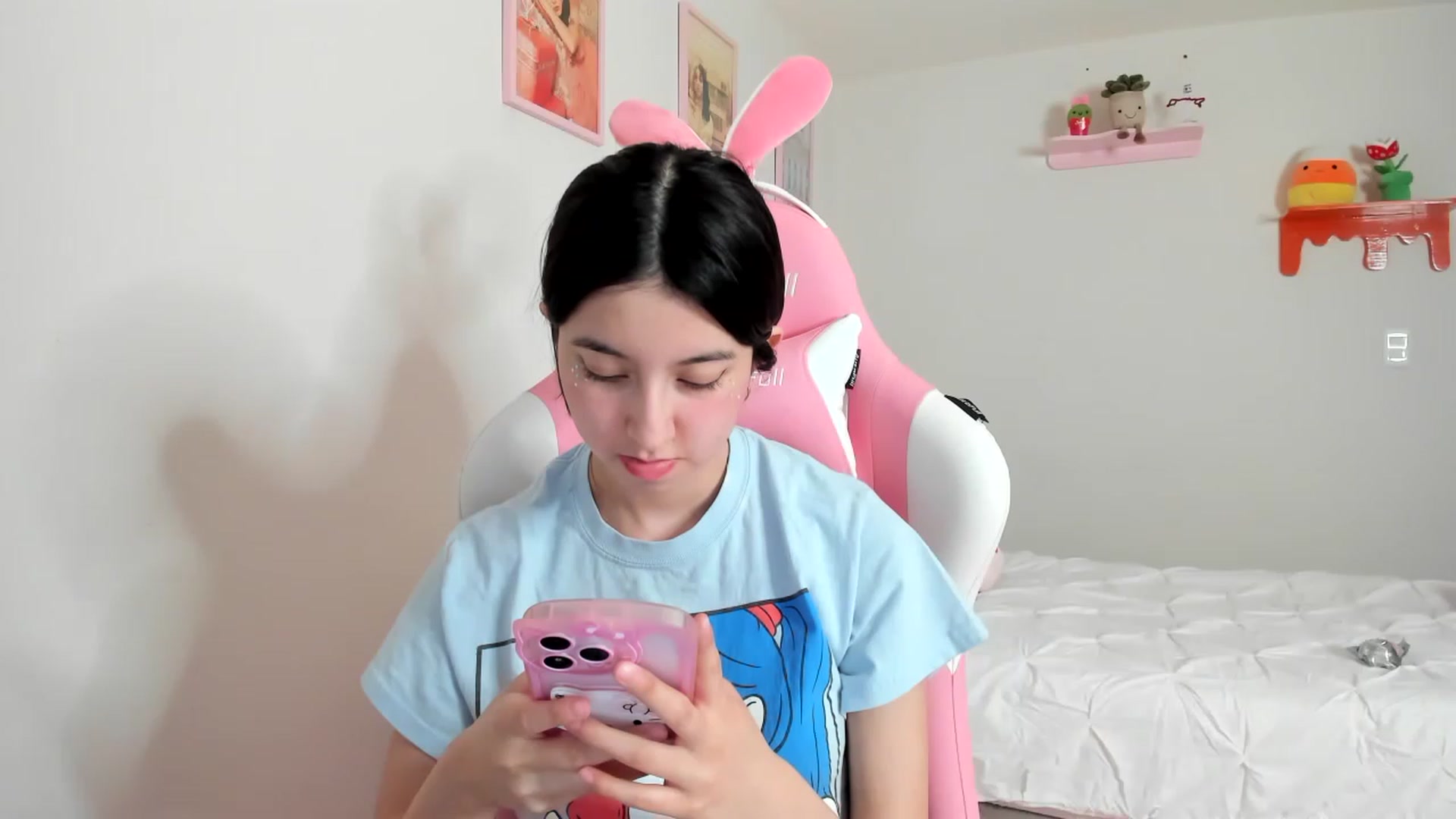 Gallery image thumbnail from Cherrycute666's myfreecams stream on, 04/07/2023, 02:53 image 1 of 20