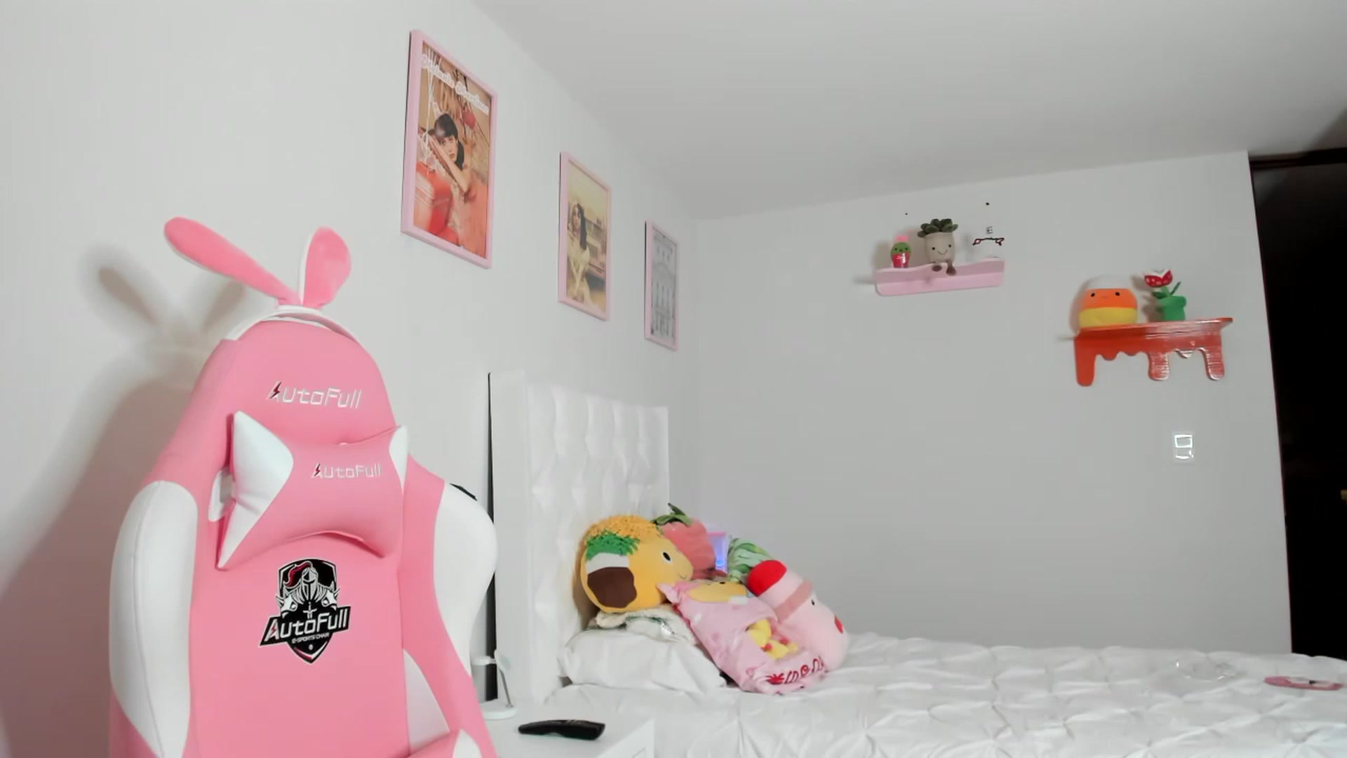 Gallery image thumbnail from Cherrycute666's myfreecams stream on, 04/07/2023, 04:32 image 12 of 20