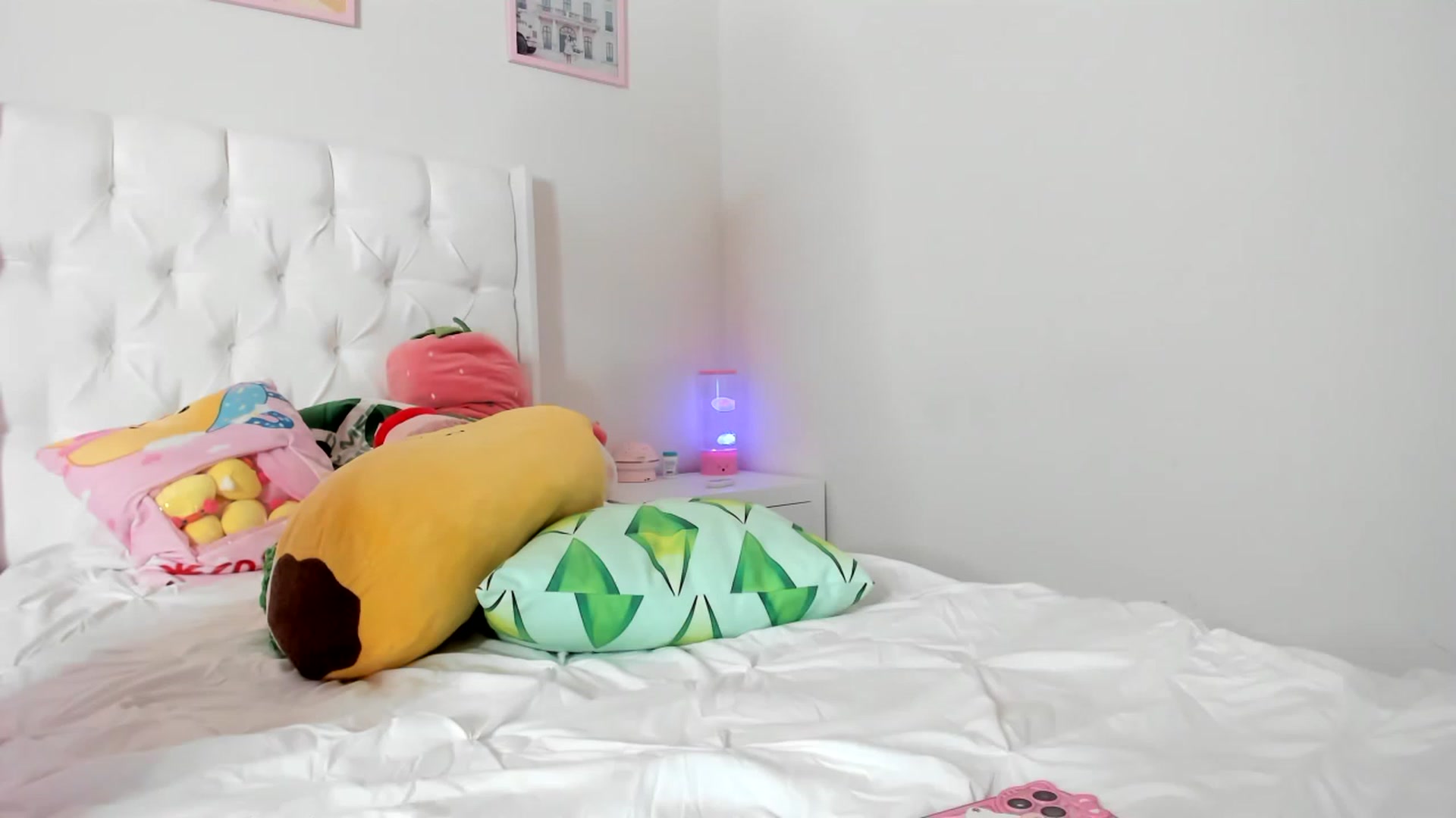 Gallery image thumbnail from Cherrycute666's myfreecams stream on, 04/07/2023, 06:36 image 10 of 20