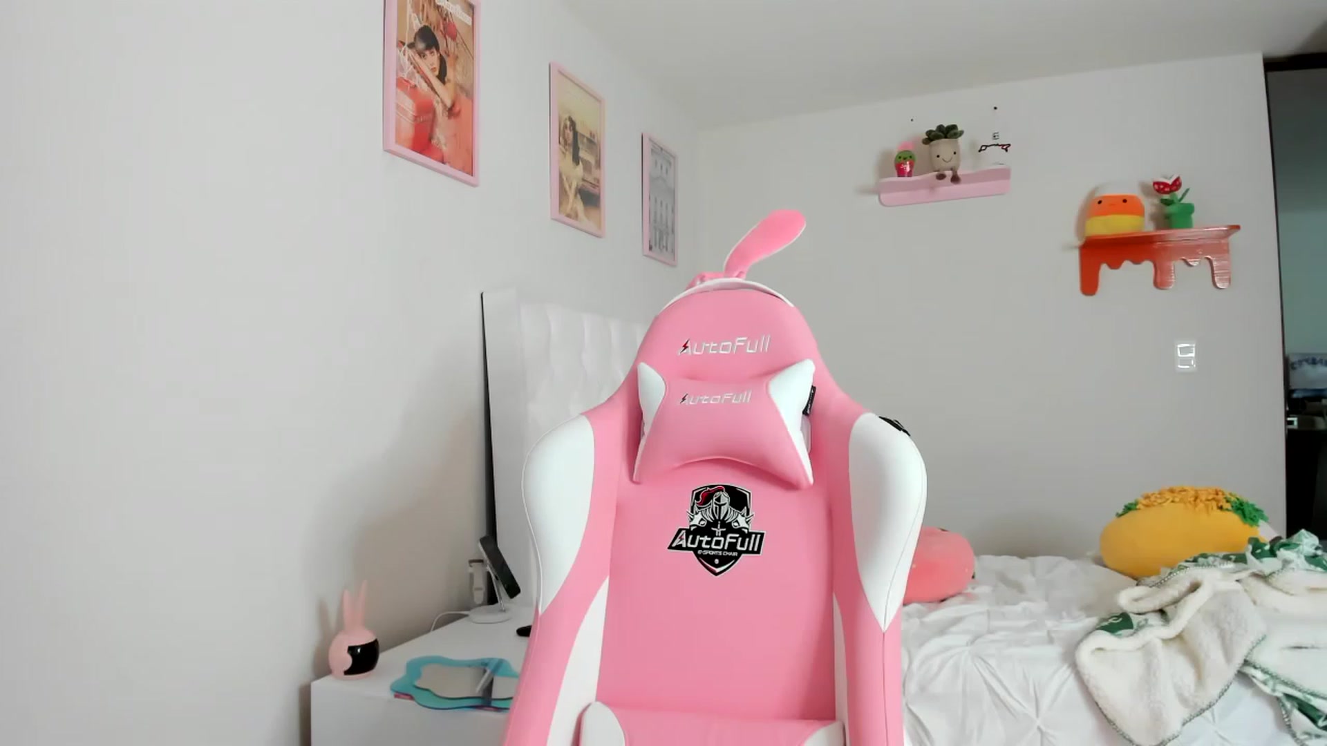 Gallery image thumbnail from Cherrycute666's myfreecams stream on, 04/07/2023, 14:04 image 12 of 20