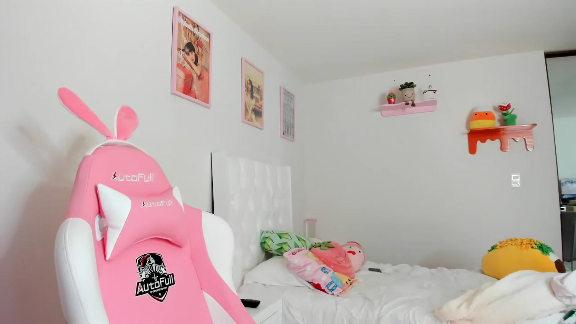 Gallery image thumbnail from Cherrycute666's myfreecams stream on, 04/07/2023, 18:24 image 6 of 20
