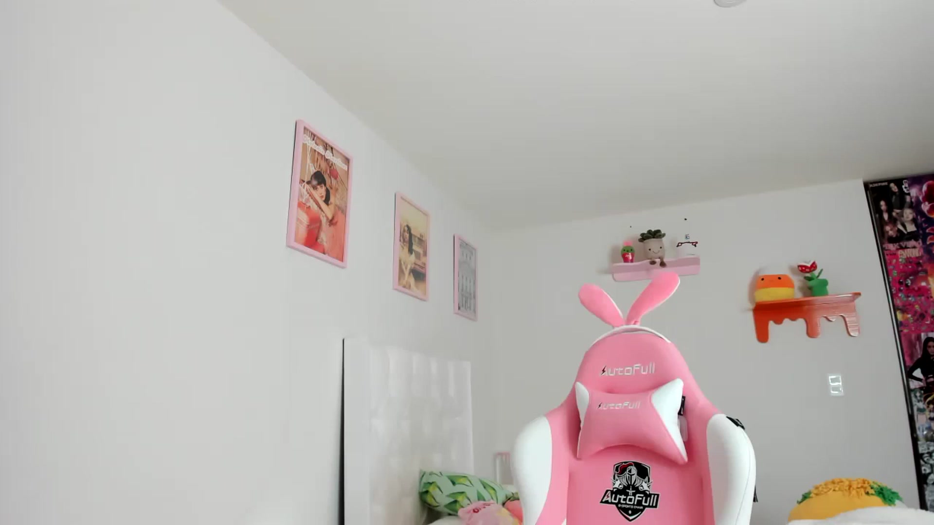 Gallery image thumbnail from Cherrycute666's myfreecams stream on, 04/07/2023, 18:24 image 13 of 20