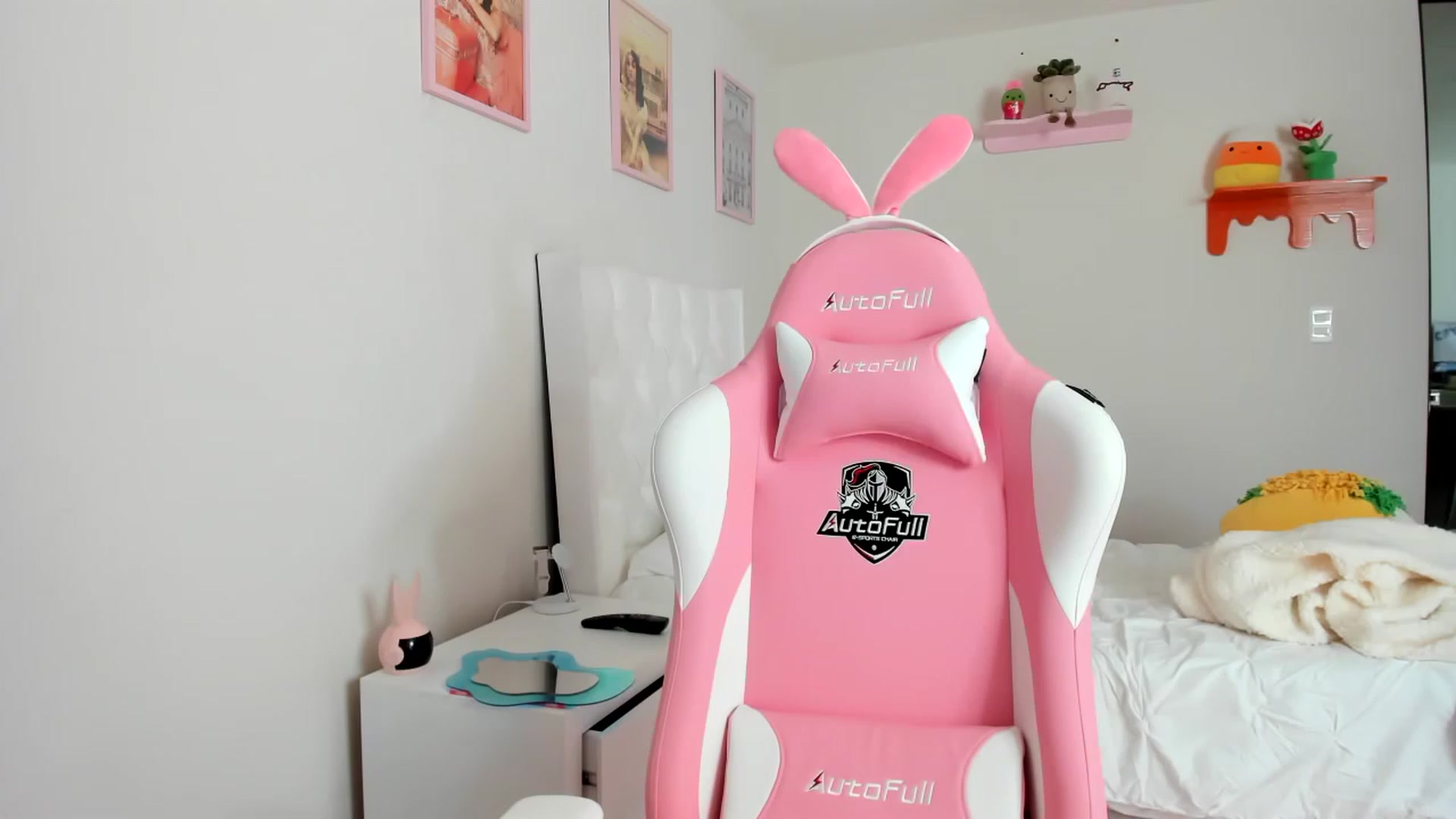 Gallery image thumbnail from Cherrycute666's myfreecams stream on, 04/07/2023, 18:24 image 12 of 20