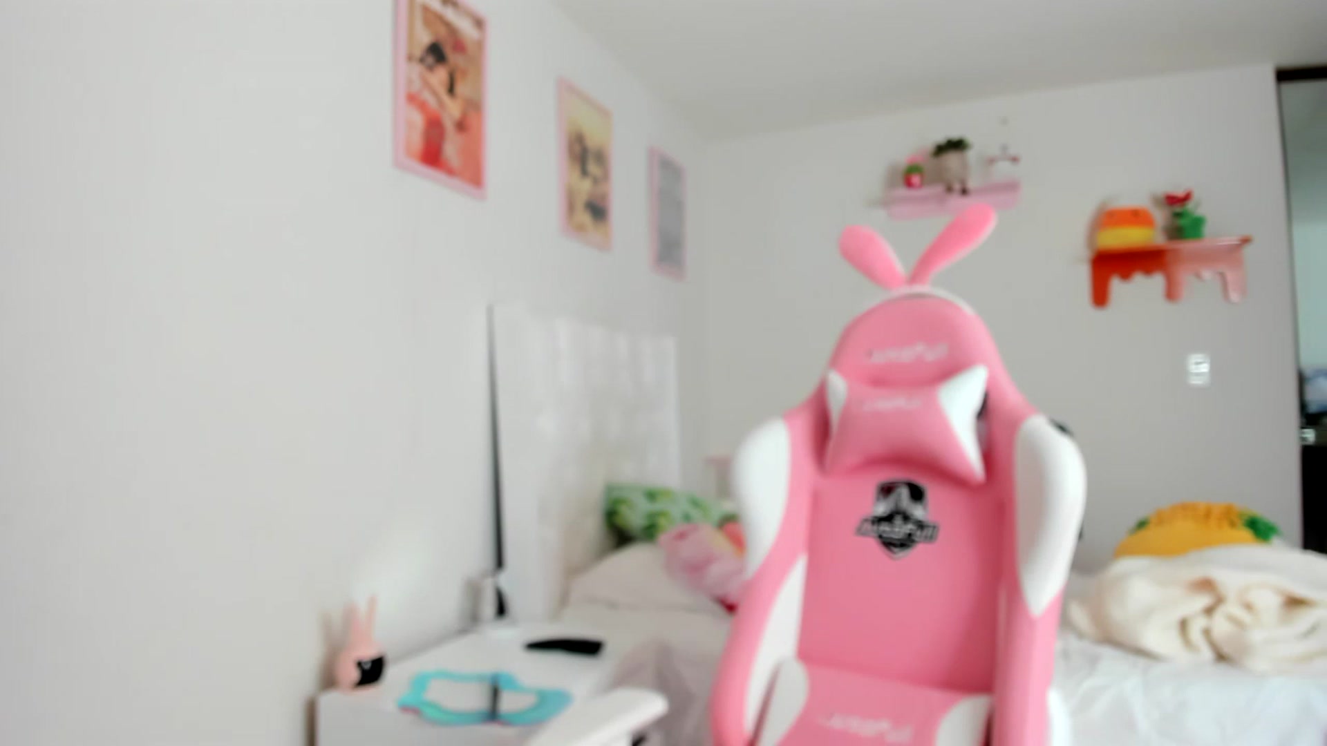 Gallery image thumbnail from Cherrycute666's myfreecams stream on, 04/07/2023, 18:24 image 14 of 20