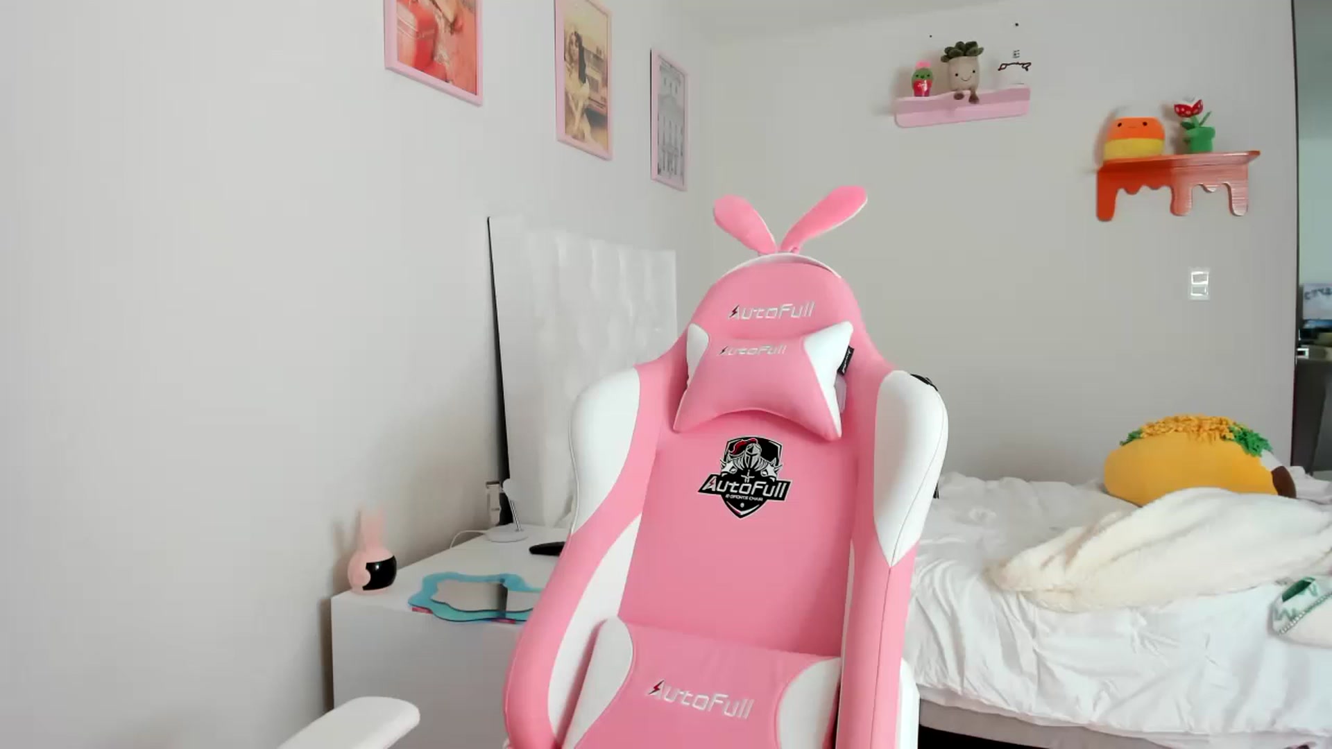 Gallery image thumbnail from Cherrycute666's myfreecams stream on, 04/07/2023, 18:24 image 8 of 20