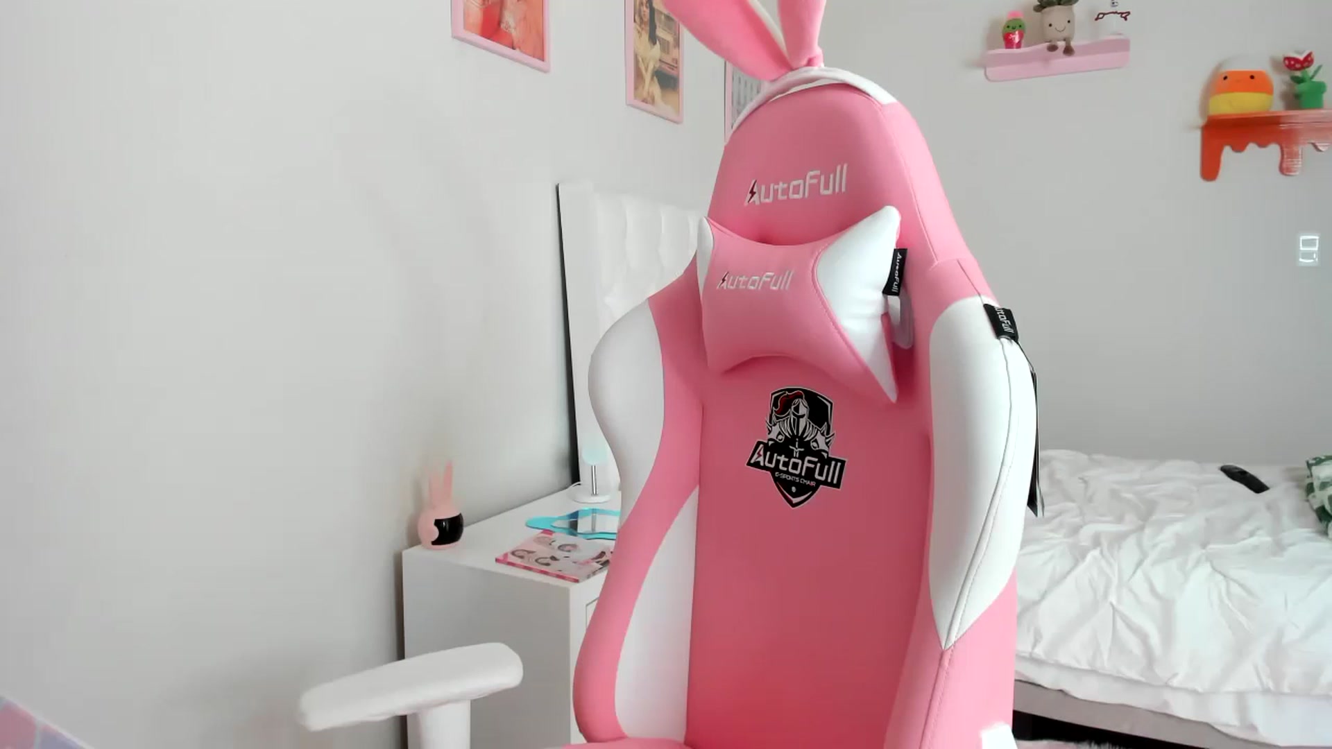 Gallery image thumbnail from Cherrycute666's myfreecams stream on, 04/08/2023, 20:22 image 6 of 20