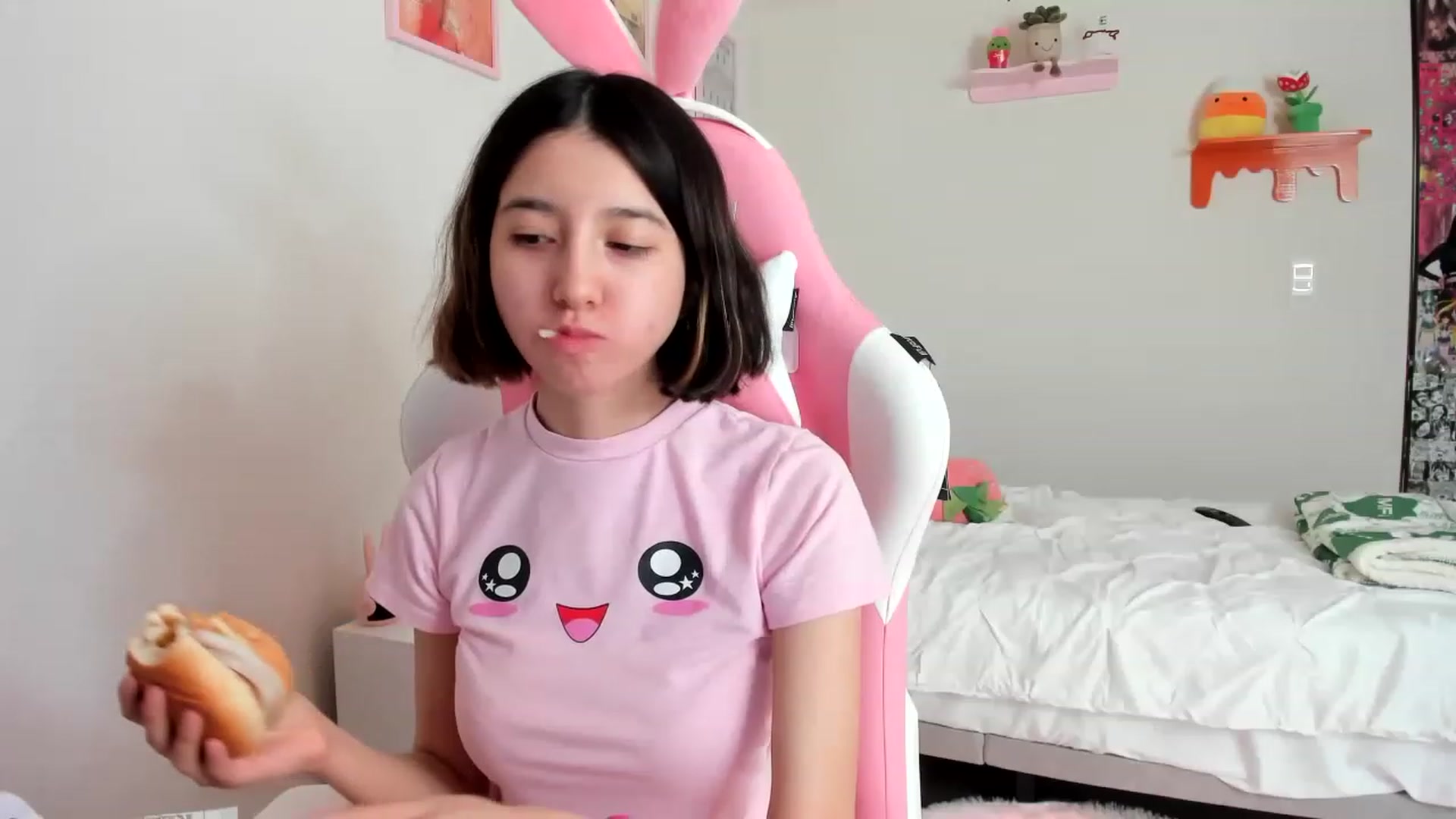 Gallery image thumbnail from Cherrycute666's myfreecams stream on, 04/08/2023, 20:22 image 10 of 20