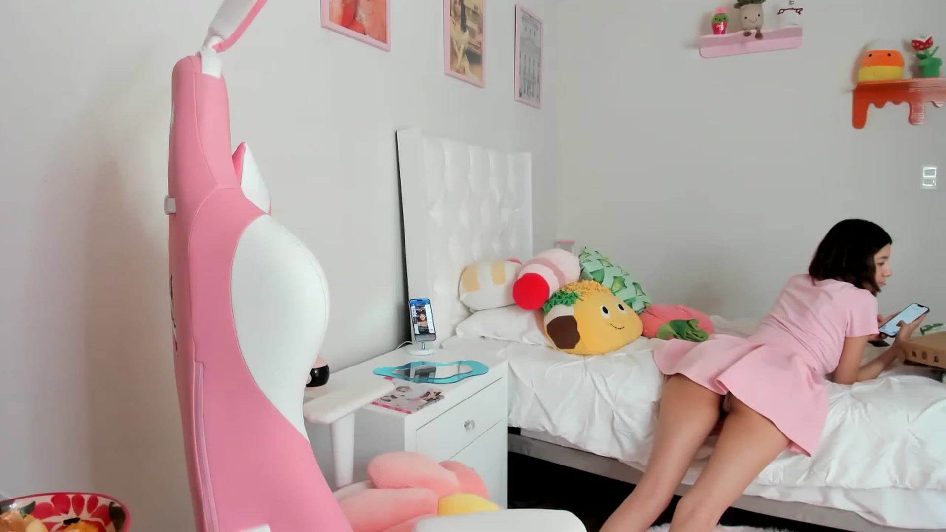 Gallery image thumbnail from Cherrycute666's myfreecams stream on, 04/08/2023, 20:22 image 8 of 20