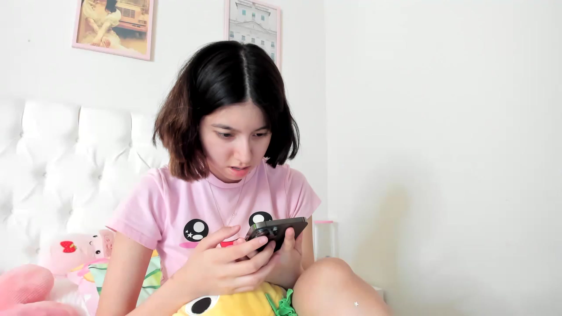 Gallery image thumbnail from Cherrycute666's myfreecams stream on, 04/08/2023, 22:11 image 10 of 20