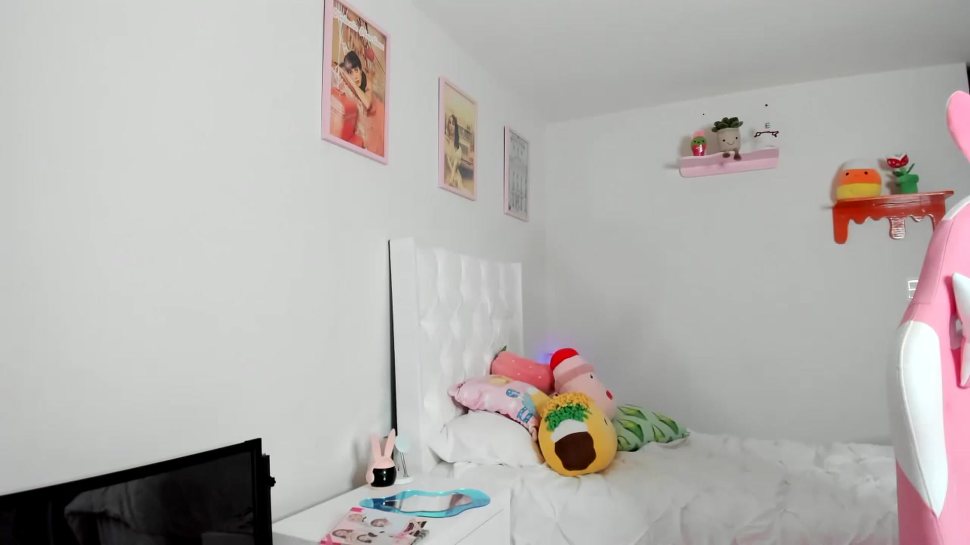Gallery image thumbnail from Cherrycute666's myfreecams stream on, 04/10/2023, 01:08 image 6 of 20