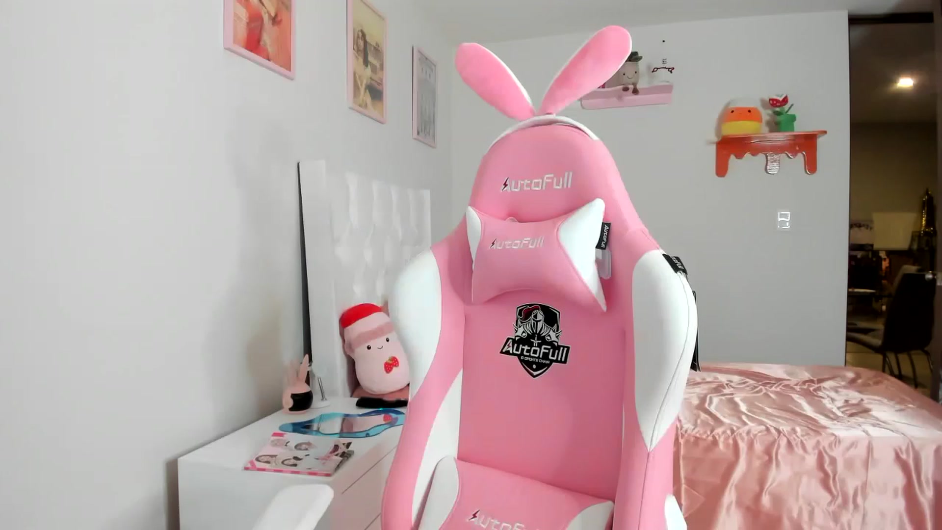 Gallery image thumbnail from Cherrycute666's myfreecams stream on, 04/10/2023, 06:13 image 2 of 20