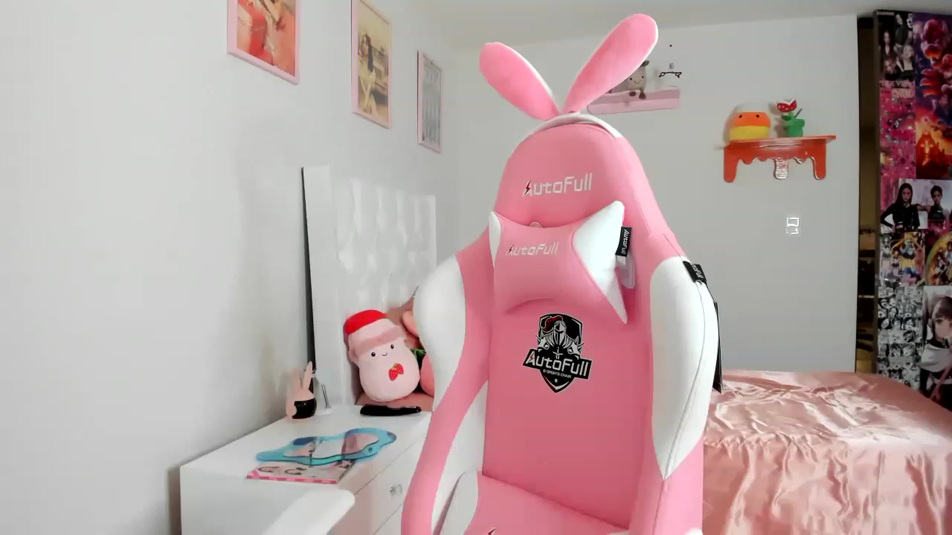 Gallery image thumbnail from Cherrycute666's myfreecams stream on, 04/10/2023, 06:13 image 6 of 20